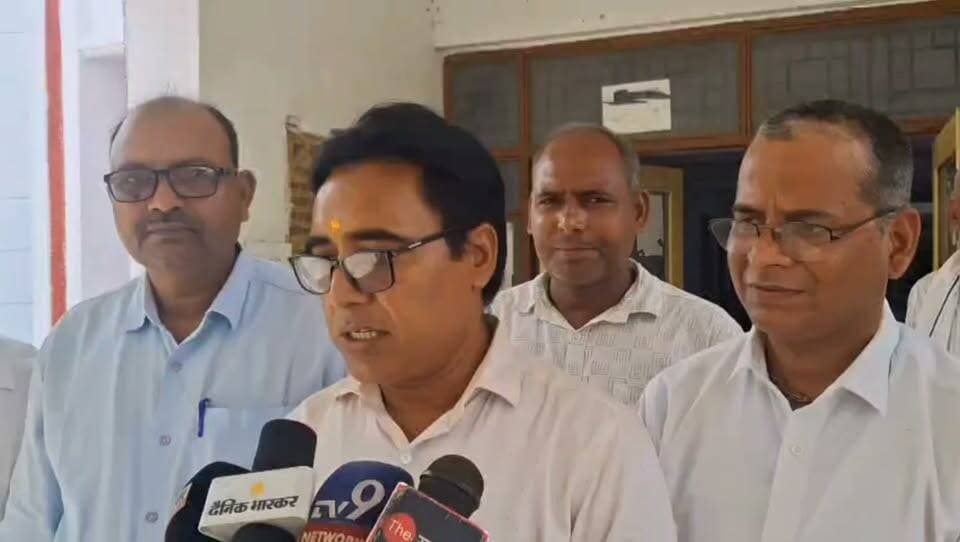 25 साल से अनिश्चितता झेल रहे स्ववित्तपोषित शिक्षकों ने उठाई विनियमितीकरण और मानदेय की मांग
#मऊ #शिक्षक #स्ववित्तपोषितशिक्षक #शिक्षकसमस्या #KhabareAbhiTak #खबरेंअभीतक