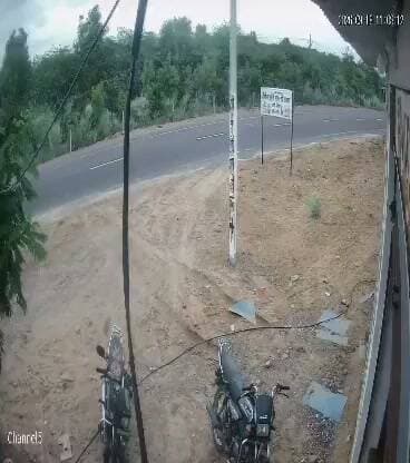 जाको राखे साईयां..
जालोर में बोलेरो हादसे का CCTV फुटेज सामने आया, हवा में उछलकर कई बार पलटी गाड़ी
CCTV में बोलेरो अचानक अनियंत्रित होकर हवा में उछलती और कई बार पलटती नजर आ रही है। हादसे में बोलेरो क्षतिग्रस्त हुई, लेकिन गनीमत रही कि कोई जनहानि नहीं हुई।