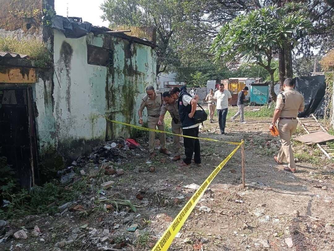 🚨देहरादून में पत्नी की गोली मारकर हत्या
क्लेमेनटाउन थाना क्षेत्र में 27 वर्षीय काजल की गोली मारकर हत्या का मामला सामने आया है। आरोप है कि पति ने उसके सिर में गोली मारी। बताया जा रहा है कि दोनों के बीच कुछ समय से विवाद चल रहा था।
घटना की सूचना पति ने खुद पुलिस को दी। मौके पर फोरेंसिक टीम पहुंचकर साक्ष्य जुटा रही है। पुलिस मामले की जांच में जुटी है।
#Dehradun #Clementown #DehradunNews #UttarakhandNews #NewsMafiya #CrimeNews