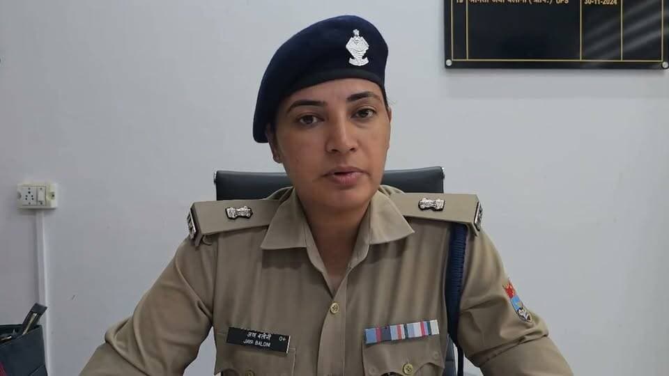 🚨#ब्रेकिंग मोहब्बेवाला में लगातार हो रहे सड़क हादसों पर दून पुलिस सख्त
मोहब्बेवाला क्षेत्र में लगातार हो रहे सड़क हादसों को लेकर दून पुलिस ने एनएचएआई को दोबारा लिखित नोटिस भेजा है। पुलिस ने हादसों की रोकथाम के लिए अब तक किए गए इंतजामों और आगे की कार्ययोजना पर जवाब मांगा है।
पुलिस ने एनएचएआई को तीन दिन के भीतर संतोषजनक जवाब देने के निर्देश दिए हैं। जवाब नहीं मिलने पर वैधानिक कार्रवाई की चेतावनी दी गई है।
रविवार को मोहब्बेवाला में हुए ट्रक हादसे में एक व्यक्ति की मौत हुई थी, जबकि दो लोग घायल हुए थे। पुलिस के मुताबिक क्षेत्र में लगातार सड़क हादसे सामने आ रहे हैं।
जया बलोनी, एसपी ग्रामीण/प्रभारी एसपी ट्रैफिक , देहरादून