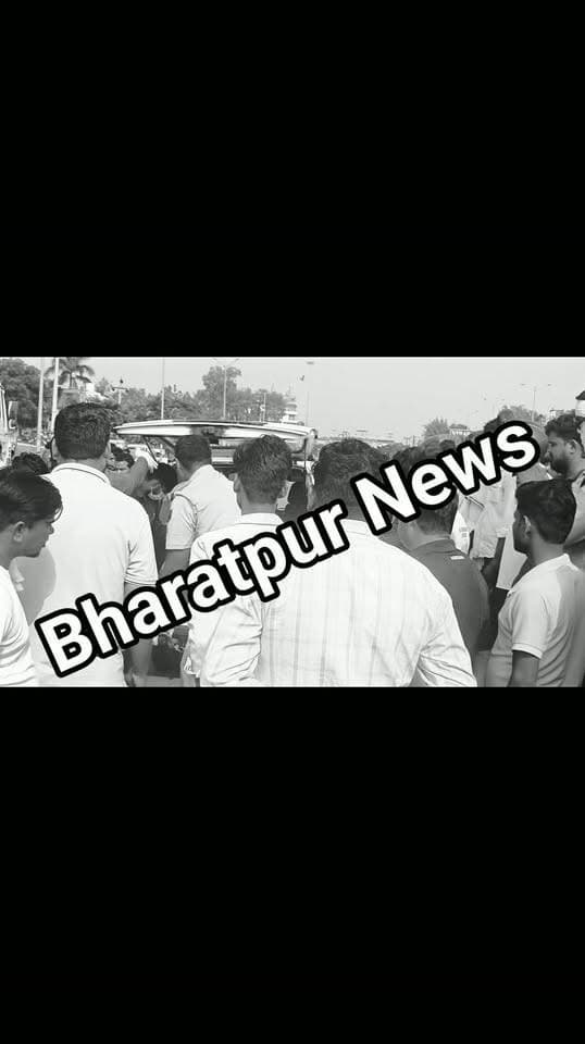 भरतपुर - सारस चौराहा पर हुए हादसे में मृतक के शव के हुए टुकड़े.. बोरे में भरकर ले जाया गया अस्पताल