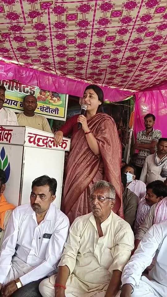 जौनपुर विधायक डॉ रागिनी सोनकर मुगलसराय में फल सब्जी विक्रेताओं के धरने में पहुचीं