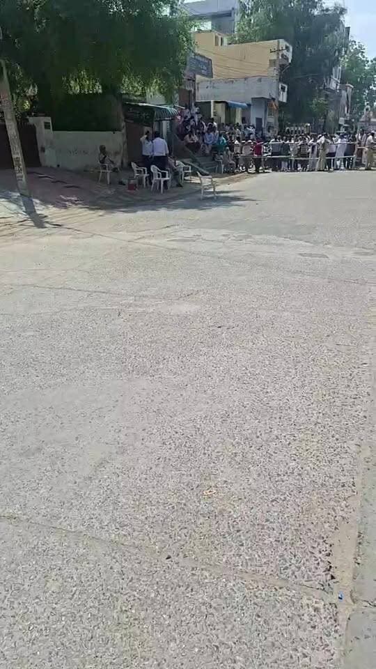 भाजपा पार्षद पहुचे मतदान करने
