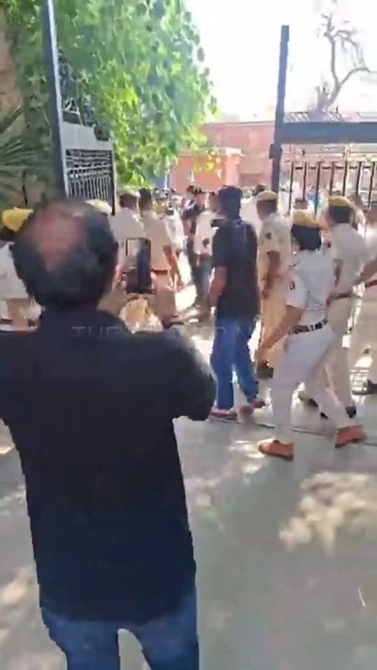वार्ड 44 के निर्दलीय पार्षद शुभकरण गहलोत पहुचे वोट देने....
पल पल की अपडेट देखने के लिए The Bikaner News को फॉलो करें