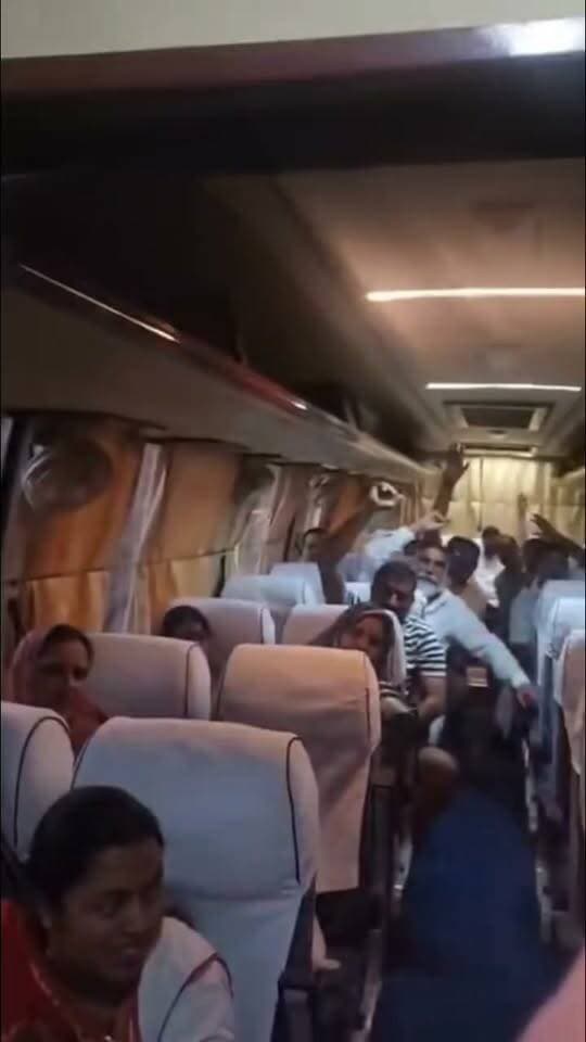 बीजेपी पार्षद अब वोटिंग के लिए बीकानेर रवाना , बीकानेर में आज महापौर चुनाव का मुकाबला!
बीकानेर नगर निगम में आज महापौर पद के लिए मतदान होने जा रहा है, जहां बीजेपी के सुरेंद्र सिंह शेखावत और कांग्रेस के अनिल कल्ला के बीच सीधी टक्कर है।
जोधपुर में बाड़ेबंदी में मौजूद बीजेपी पार्षद अब वोटिंग के लिए बीकानेर रवाना हो चुके हैं। सामने आए वीडियो में विधायक जेठानंद व्यास पूरे जोश के साथ जयकारे लगाते हुए पार्षदों की बस को रवाना करते नजर आ रहे हैं। इस बस में बीजेपी के तमाम पार्षद और प्रत्याशी मौजूद हैं।
रवानगी के दौरान बीजेपी खेमे में भारी उत्साह देखा जा रहा है और इसकी कई तस्वीरें भी सामने आई हैं। शहर की नजरें आज के मतदान पर टिकी हैं!
#Bikaner #BikanerMayorElection #RajasthanNews #BJP #Congress #BikanerNagarNigam #SurendraSinghShekhawat #AnilKalla #RajasthanPolitics