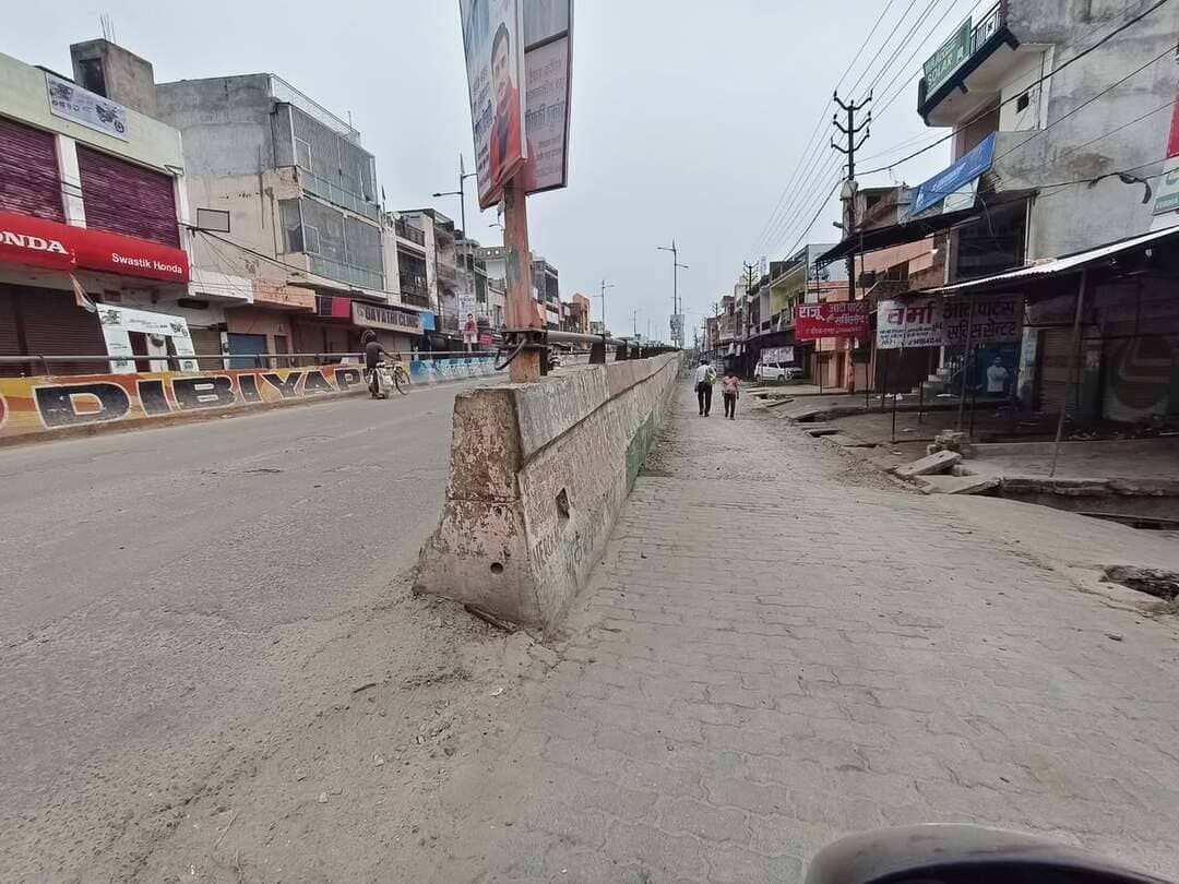 🚧 दिबियापुर रेल ओवरब्रिज की सर्विस रोड बदहाल, कब जागेगा पीडब्ल्यूडी? 🚧
वर्ष 2014 में दिबियापुर रेल ओवरब्रिज पर आवागमन शुरू होने के साथ ही सर्विस रोड का निर्माण और डामरीकरण कराया गया था। लेकिन हैरानी की बात है कि उसके बाद से आज तक इस मार्ग के नवीनीकरण की ओर कोई ठोस ध्यान नहीं दिया गया।प्रतिदिन इस मार्ग से जनप्रतिनिधि भी गुजरते हैं, लेकिन शायद उनकी भी इस परेशानी पर नजर नहीं पड़ती।
सर्विस रोड पर जगह-जगह गहरे गड्ढे बने हुए हैं, जिससे राहगीरों को रोजाना भारी परेशानी का सामना करना पड़ता है। हाल ही में गड्ढों में गिट्टी डाल दी गई, लेकिन इससे बाइक और साइकिल सवारों की मुश्किलें और बढ़ गई हैं।
इस मार्ग से होकर शास्त्री नगर, इंदिरा नगर, लोहिया नगर और वीर अब्दुल हमीद नगर सहित कई वार्डों के सैकड़ों लोग प्रतिदिन आवागमन करते हैं। वहीं इंदिरा नगर और वीर अब्दुल हमीद नगर स्थित स्कूलों के बच्चों को भी रोजाना इसी रास्ते से गुजरना पड़ता है।
स्थानीय लोगों का कहना है कि पीडब्ल्यूडी विभाग को जल्द से जल्द सर्विस रोड का पुनः डामरीकरण कराकर समस्या का स्थायी समाधान करना चाहिए।
❓ आपकी क्या राय है? क्या इस सर्विस रोड की मरम्मत और डामरीकरण प्राथमिकता पर होना चाहिए?
💬 अपनी राय कमेंट बॉक्स में जरूर बताएं।
#Dibiyapur #RailOverBridge #ServiceRoad #PWD #Auraiya