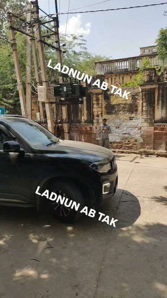 लाडनूँ:-विधायक #मुकेश भाकर स्वयं कार #चलाकर पार्टी पार्षदों को #मतदान करवाने पहुंचे #नगरपालिका।
Mukesh Bhakar