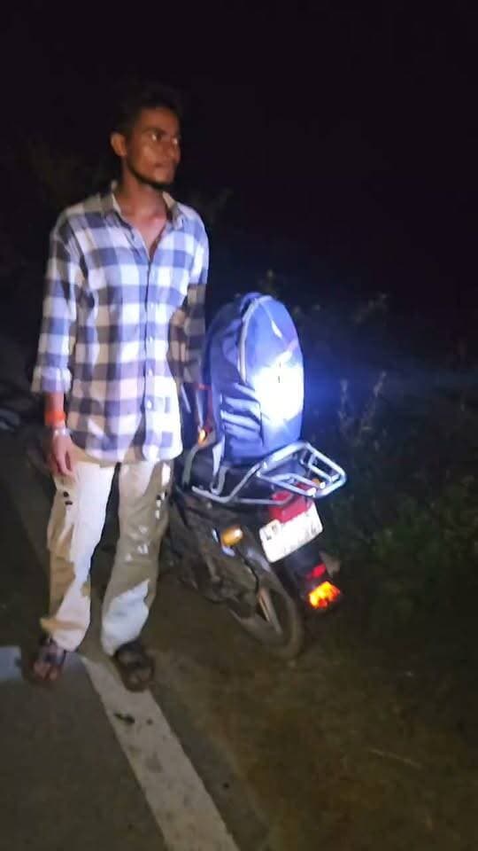 बैरगनिया पुलिस की कार्रवाई में एक तस्कर को 30 बोतल अंग्रेजी शराब व बाइक के साथ गिरफ्तार कर जेल भेज दिया गया है। तस्कर की पहचान सीतामढ़ी जिले के रीगा थाना क्षेत्र अंतर्गत हनुमान नगर, वार्ड नं -14 निवासी उमाकांत झा के पुत्र शेखर कुमार झा(21 वर्ष) के रूप में की गई है।