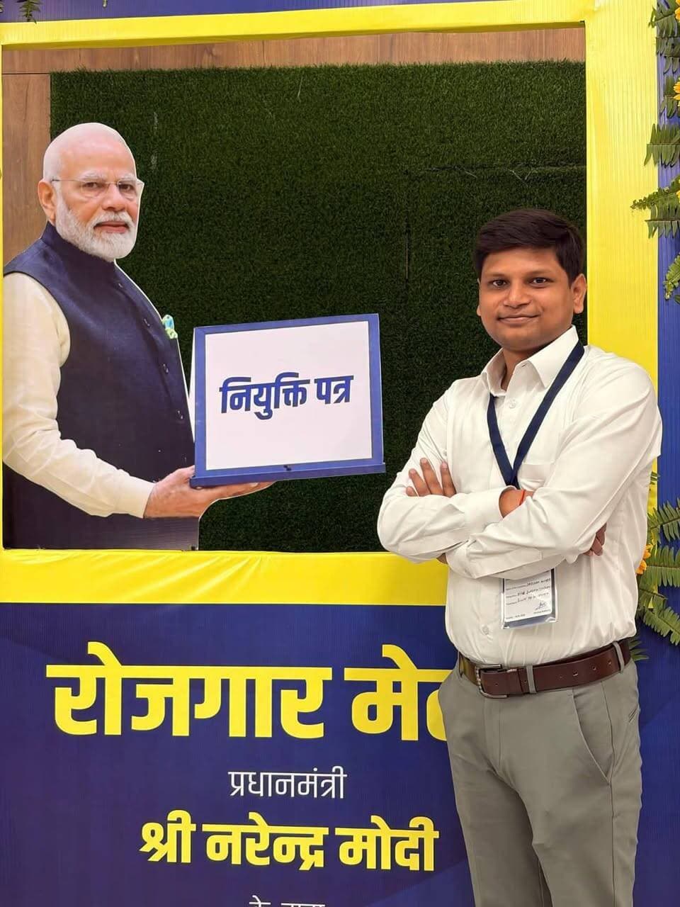 रोजगार मेला में मिला नियुक्ति पत्र, पहली बार में एसएससी परीक्षा में हासिल की सफलता
बैरगनिया शहर के शिवपट्टी निवासी स्व. लक्ष्मी प्रसाद गुप्ता के पुत्र दर्शन कुमार ने रोजगार मेला में इनकम टैक्स विभाग में ऑफिस सुप्रिटेंडेंट पद का नियुक्ति पत्र प्राप्त कर बैरगनिया सहित सीतामढ़ी जिले का नाम रोशन किया है।
दर्शन कुमार ने राजकीयकृत उच्च विद्यालय से वर्ष 2015 में मैट्रिक, डीडीएम कॉलेज से वर्ष 2017 में इंटर तथा प्रिया रानी राय डिग्री कॉलेज से वर्ष 2021 में स्नातक ऑनर्स की परीक्षा उत्तीर्ण की। इसके बाद उन्होंने प्रतियोगी परीक्षाओं की तैयारी शुरू कर दी।
दर्शन कुमार ने बताया कि बड़े भाई मोहन कुमार के मार्गदर्शन, मां शारदा देवी के आशीर्वाद तथा अन्य परिजनों की दुआओं के साथ उन्होंने ऑनलाइन पढ़ाई के माध्यम से प्रतियोगी परीक्षा की तैयारी की। एसएससी परीक्षा में पहली ही कोशिश में सफलता हासिल करते हुए 14 मई 2026 को जारी परिणाम में उनका चयन इनकम टैक्स विभाग में ऑफिस सुप्रिटेंडेंट के पद पर हुआ।
शनिवार, 19 सितंबर को पटना स्थित पुराने सचिवालय के अधिवेशन भवन में आयोजित रोजगार मेला में उन्हें नियुक्ति पत्र प्रदान किया गया। नियुक्ति पत्र मिलने के बाद परिजनों एवं स्थानीय लोगों में खुशी का माहौल है।
दर्शन कुमार की सफलता पर नगर परिषद सभापति सिंघु गुप्ता, पूर्व अध्यक्ष मो. बशीर अंसारी, सामाजिक कार्यकर्ता भाई ओमप्रकाश, पूर्व बीस सूत्री अध्यक्ष रामाशीष राय सहित दर्जनों गणमान्य लोगों ने उन्हें शुभकामनाएं देते हुए उनके उज्ज्वल भविष्य की कामना की