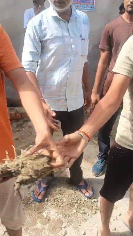 नाली निर्माण गुणवत्ता को लेकर हंगामा, बिजलीपुरा वार्डवासियों ने जताई नाराजगी
शाहजहांपुर,नगर निगम के वार्ड संख्या 38 बिजलीपुरा में चल रहे नाली निर्माण कार्य की गुणवत्ता को लेकर स्थानीय लोगों ने स नाराजगी देखने को मिली। आरोप है कि निर्माण कार्य में घटिया सामग्री का उपयोग किया जा रहा है,विरोध में लोगों ने मौके पर आपत्ति दर्ज कराई। स्थानीय लोगों के अनुसार, वार्ड पार्षद चारू गुप्ता हैं, जबकि कार्यों की देखरेख उनके पति दिलीप गुप्ता करते हैं। वार्डवासियों का आरोप है कि जब उन्होंने निर्माण कार्य में प्रयोग की जा रही मोरंग और अन्य सामग्री की गुणवत्ता पर सवाल उठाए तो उनकी बात सुनने के बजाय उन्हें अनदेखा किया गया। क्षेत्रवासियों का यह भी आरोप है कि मौके पर पहुंचे पार्षद पति दिलीप गुप्ता ने विरोध कर रहे लोगों से कहा कि निर्माण कार्य इसी सामग्री से होगा और जो करना हो कर लें। कुछ महिलाओं ने उनके साथ अभद्र व्यवहार किए जाने का भी आरोप लगाया है। इस घटना के बाद स्थानीय लोगों में रोष व्याप्त है।
आपका अपना शहर Aapka Apna Shahar Nagar Nigam Shahjahanpur