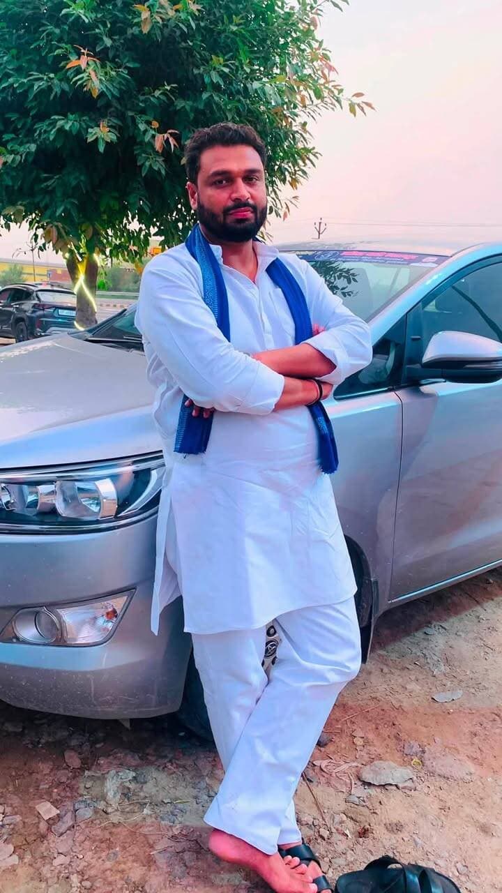 सिकंदराबाद विधानसभा
आजाद समाज पार्टी ने सिकंदराबाद विधानसभा सीट से ललित भाटी को बनाया 2027 विधानसभा चुनाव का उम्मीदवार
आजाद समाज पार्टी ने विधानसभा चुनाव 2027 को लेकर सिकंदराबाद सीट से ललित भाटी को अपना उम्मीदवार घोषित किया है। ललित भाटी ग्रेटर नोएडा के गिरधरपुर गांव के रहने वाले युवा नेता हैं और क्षेत्र में सामाजिक गतिविधियों के चलते अपनी पहचान रखते हैं।
पार्टी की ओर से उम्मीदवार बनाए जाने के बाद ललित भाटी के समर्थकों में उत्साह देखने को मिल रहा है। अब सिकंदराबाद विधानसभा क्षेत्र में 2027 के चुनाव को लेकर राजनीतिक गतिविधियां और तेज होने की उम्मीद है।
ललित भाटी के सामने अब क्षेत्र में संगठन को मजबूत करने और जनता के बीच अपनी पकड़ बनाने की चुनौती होगी।