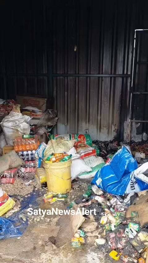 Rourkela, September 21 (SatyaNewsAlert):
Late-night fire at Panposh Market!
Four vegetable and potato shops were completely gutted in a devastating fire that broke out late Sunday night.
Fire Services personnel reached the spot in time and brought the blaze under control, preventing it from spreading to nearby shops.
All the goods stored inside the affected shops were reduced to ashes.
The shops reportedly belonged to Shankar Sahu, Bipin Sahu, Upendra Sahu and M. Bhumij.
The affected shopkeepers are now facing heavy losses.
The exact cause of the fire is yet to be ascertained.
Panposh Market, Rourkela
#Rourkela #Panposh #FireAccident #BreakingNews #SatyaNewsAlert #OdishaNews #FireNews #LocalNews
