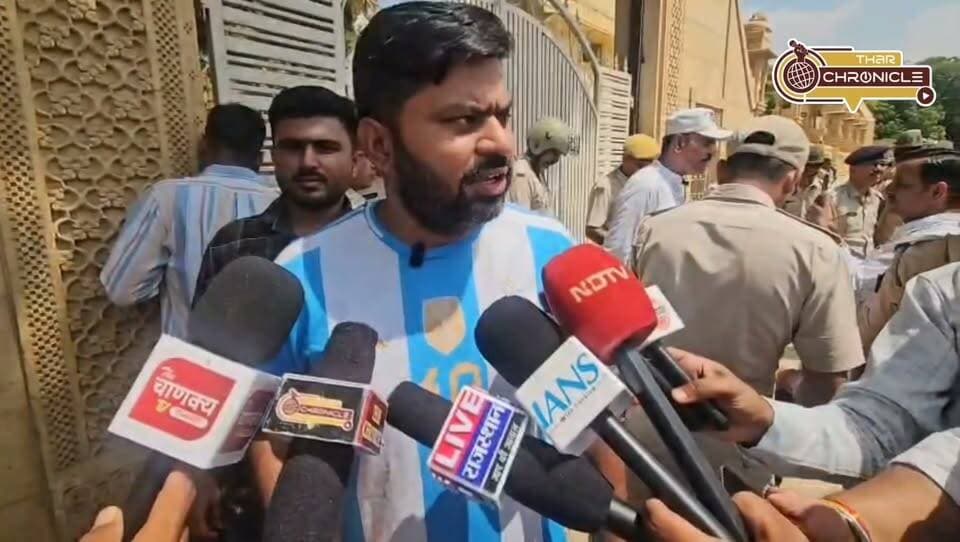 🚨 ब्रेकिंग न्यूज़
#jaisalmer
जैसलमेर नगर परिषद में मतदान को लेकर बवाल! कांग्रेस सभापति उम्मीदवार निर्मल पुरोहित ने BJP पर लगाए गंभीर धांधली के आरोप, एक सहायक से कई पार्षदों के वोट डलवाने का दावा
जैसलमेर नगर परिषद सभापति चुनाव में मतदान प्रक्रिया को लेकर कांग्रेस ने गंभीर सवाल उठाए हैं। कांग्रेस सभापति उम्मीदवार निर्मल पुरोहित ने आरोप लगाया कि BJP के इलेक्शन एजेंट द्वारा पत्र मंगवाकर एक ही सहायक के जरिए 3–4 पार्षदों के वोट डलवाए जा रहे हैं। पुरोहित ने सवाल उठाया कि सुबह शपथ लेने और हस्ताक्षर करने वाले पार्षदों को मतदान के समय अचानक सहायक की जरूरत कैसे पड़ गई? उन्होंने प्रक्रिया में मिलीभगत का आरोप लगाते हुए कांग्रेस द्वारा मतदान बहिष्कार की बात कही।
