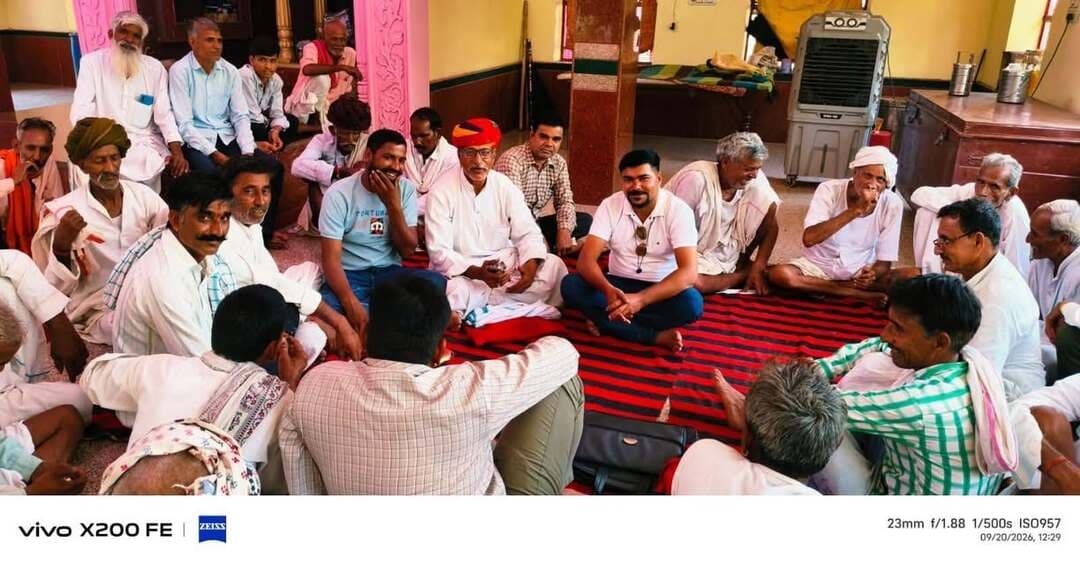 सीता माता जानकी मैया के विराट मेले की तैयारियों को लेकर विकास समिति की बैठक आयोजित
23 से 26 सितंबर तक होंगे विभिन्न धार्मिक एवं सांस्कृतिक कार्यक्रम, भजन संध्या, कन्हैया दंगल और विशाल भंडारे का होगा आयोजन
#SawaiMadhopur अरावली पर्वत की ऊंची पहाड़ियों पर प्राचीन काल से विराजमान मां सीता माता जानकी मैया के वार्षिक विराट मेले की तैयारियों को लेकर सीता माता विकास समिति की बैठक आयोजित की गई। बैठक में समिति अध्यक्ष भैरूलाल मीणा, मीडिया प्रभारी मुकेश मीणा मांदल सहित नीमली खुर्द, ग्राम पंचायत जीनापुर, नीमली कला, वजपुर, ग्राम पंचायत जुवाड़ एवं ग्राम पंचायत कुस्तला सहित आसपास के गांवों के पंच-पटेल, बुजुर्ग एवं गणमान्य लोग उपस्थित रहे।
समिति के मीडिया प्रभारी मुकेश मीणा मांदल ने बताया कि बैठक में मेले की व्यवस्थाओं एवं आगामी कार्यक्रमों को लेकर विस्तार से चर्चा की गई। समिति पदाधिकारियों एवं सदस्यों के साथ पंच-पटेलों ने मेले को सफल बनाने के लिए विभिन्न जिम्मेदारियों पर विचार-विमर्श किया। वहीं मेले में आयोजित होने वाले विशाल भंडारे के लिए आवश्यक सामग्री की खरीदारी भी समिति सदस्यों द्वारा की गई।
उन्होंने बताया कि श्री सीता माता जानकी मैया का विराट मेला 23 से 26 सितंबर तक आयोजित किया जाएगा। मेले के दौरान धार्मिक, सांस्कृतिक एवं लोक कला से जुड़े विभिन्न कार्यक्रम आयोजित होंगे।
कार्यक्रमों का विवरण
23 सितंबर, बुधवार: प्रातः 9:15 बजे से अखंड रामचरितमानस रामायण पाठ का आयोजन होगा। इसका सौजन्य श्री हनुमान जी साहू, आलनपुर की ओर से रहेगा।
24 सितंबर, गुरुवार: प्रातः 11 बजे झंडा पूजन एवं मेले का शुभारंभ होगा। इसका सौजन्य श्री भरतलाल मीणा, दोबड़ा खुर्द की ओर से रहेगा। इसी दिन रात 9 बजे से प्रातः 5 बजे तक विशाल भजन संध्या होगी। भजन संध्या के सहयोगकर्ता भामाशाह वीरेंद्र सिंह धाबाई एडवोकेट एवं जिला अध्यक्ष, गुर्जर आरक्षण संघर्ष समिति हैं। कार्यक्रम के मुख्य अतिथि भूरा भगत, प्रदेश उपाध्यक्ष, गुर्जर आरक्षण संघर्ष समिति राजस्थान रहेंगे।
25 सितंबर, शुक्रवार: प्रातः 10:15 बजे विशाल कन्हैया दंगल एवं लोकगीत समारोह आयोजित होगा। कार्यक्रम का सौजन्य राजेश मीणा, सरपंच ग्राम पंचायत जीनापुर की ओर से रहेगा। मुख्य अतिथि प्रहलाद गुंजल, पूर्व विधायक कोटा होंगे। कार्यक्रम की अध्यक्षता अशोक बैरवा, पूर्व विधायक खंडार करेंगे। विशिष्ट अतिथि मुकेश मीणा, पूर्व प्रधान सवाई माधोपुर रहेंगे। इसी दिन रात 9 बजे से प्रातः 5 बजे तक विशाल भजन संध्या का आयोजन होगा, जिसका सौजन्य शंकर लाल मीणा, मथुरापुर (शिव शंकर नर्सरी) की ओर से रहेगा।
26 सितंबर, शनिवार: पूर्णिमा के अवसर पर मेले का समापन होगा। प्रातः 11:15 बजे विशाल भंडारा एवं महाप्रसादी का आयोजन किया जाएगा। कार्यक्रम में मुख्य अतिथि डॉ. किरोड़ी लाल मीणा, कृषि कैबिनेट मंत्री, राजस्थान सरकार एवं भाजपा राजस्थान के प्रदेश मंत्री जितेंद्र गोठवाल, विधायक खंडार विधानसभा क्षेत्र रहेंगे। विशिष्ट अतिथियों में नरेंद्र चौधरी, प्रधान खंडार, दीपक मीणा, पूर्व छात्रसंघ अध्यक्ष एवं गोविंद शुक्ला, पूर्व प्रधान खंडार शामिल होंगे।
मेले के विशाल भंडारे के लिए आटा एवं चीनी का सहयोग परशुराम मीणा पुत्र स्व. कन्हैयालाल मीणा, ग्राम धमून खुर्द, पूर्व सरपंच ग्राम पंचायत जीनापुर तथा बेसन एवं दाल का सहयोग कमल सिंह मीणा पुत्र स्व. मियाराम मीणा, ग्राम नीमली खुर्द (एमडी, एफसीआई गोदाम कोटा) की ओर से किया गया है।
समिति पदाधिकारियों ने बताया कि मेले में बड़ी संख्या में श्रद्धालुओं के पहुंचने की संभावना है। इसे देखते हुए समिति द्वारा श्रद्धालुओं की सुविधा, धार्मिक कार्यक्रमों एवं भंडारे सहित अन्य व्यवस्थाओं को लेकर तैयारियां तेज कर दी गई हैं।
News57