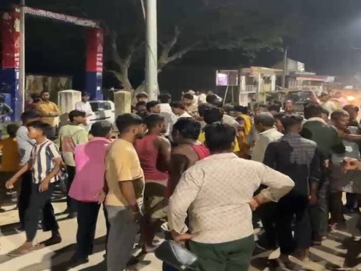 *शाहजहांपुर में थाने के बाहर युवक ने कड़ा मारा:* दूसरे युवक को चोट लगी, भीड़ जमा हुई पर पुलिस थाने से बाहर नहीं आई, थाना सिंधौली की घटना।