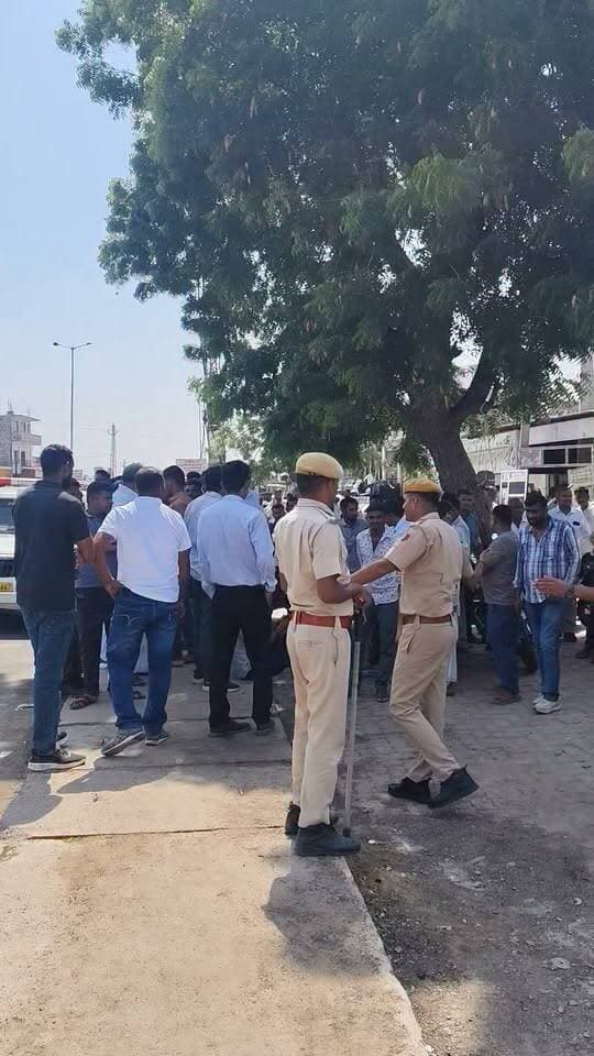 बालेसर में मतदान केंद्र के बाहर जमा लोगों की भीड़