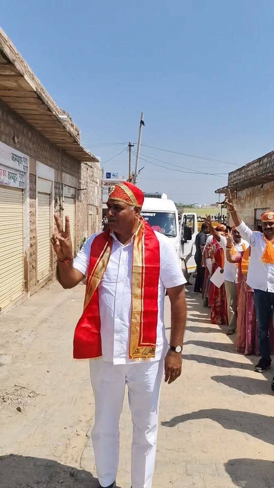 बालेसर में मतदान करने पहुंचे जीते हुए पार्षद
