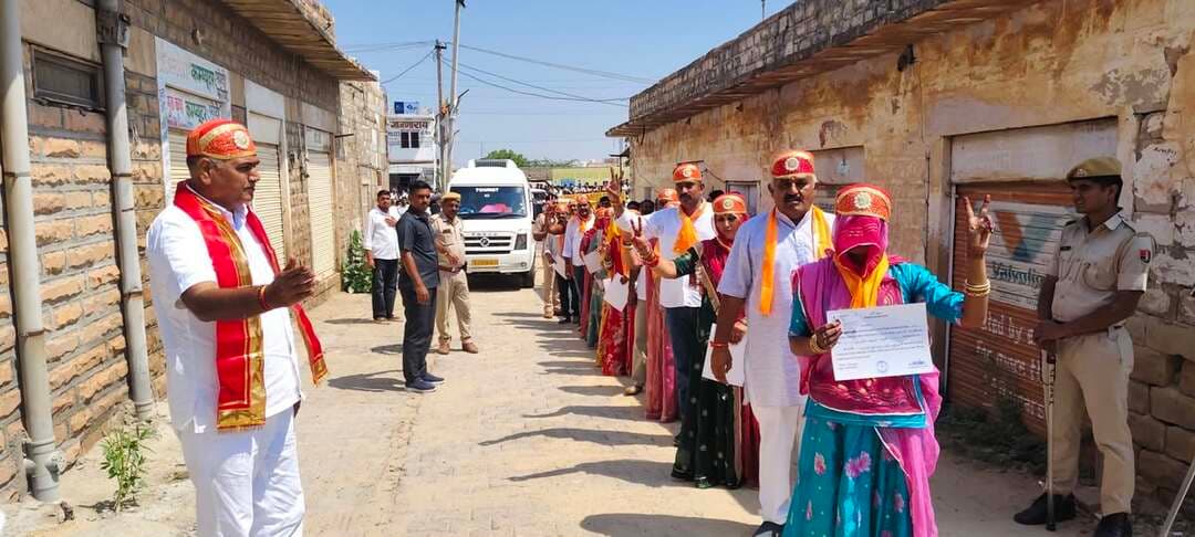 शेरगढ़ विधायक बाबूसिंह राठौड़ के नेतृत्व में मतदान करने पहुंचे जीते हुए पार्षद