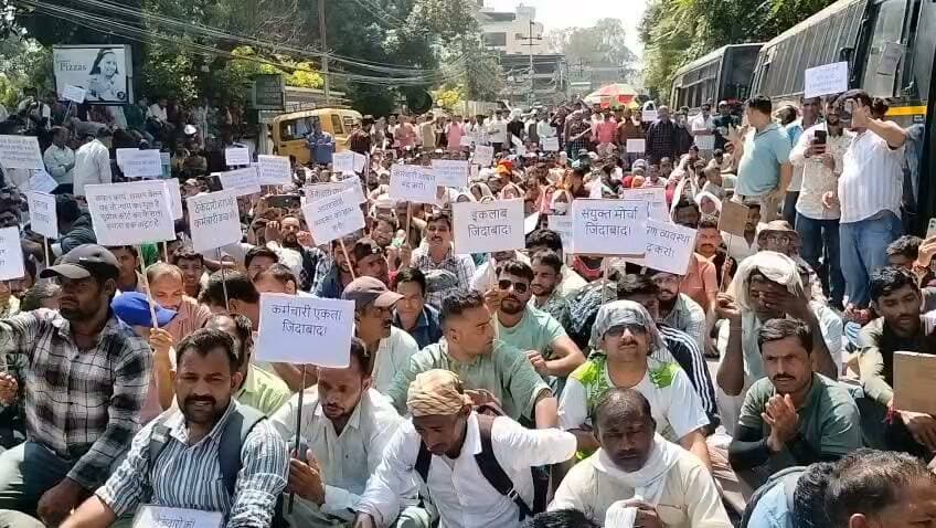 देहरादून। उत्तराखंड आउटसोर्स संयुक्त कर्मचारी मोर्चा का सचिवालय कूच
सचिवालय से पहले बैरिकेडिंग लगाकर पुलिस ने रोका
सड़क पर ही धरने पर बैठे आउटसोर्स कर्मचारी
आउटसोर्स कर्मियों की मांगे, समान कार्य में समान वेतन मिले
उपनल कर्मियों की भांति हमें भी मिले नियमितीकरण