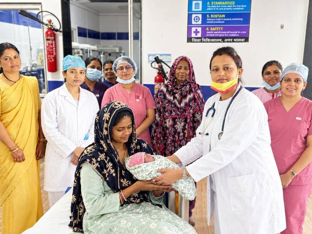 <nis:link nis:type=tag nis:id=कहानी_बदलाव_की nis:value=कहानी_बदलाव_की nis:enabled=true nis:link/>
980 ग्राम की नन्ही जान ने जीती जिंदगी की जंग
जिला अस्पताल की सजगता बनी मिसाल
जिला चिकित्सालय आगर-मालवा में एक अत्यंत कम वजन के साथ समय पूर्व जन्मे शिशु के सफल उपचार की प्रेरक कहानी सामने आई है। दिनांक 13 अगस्त 2026 को पाखिजा पति बबलू के 980 ग्राम वजन के नवजात शिशु को अत्यंत गंभीर अवस्था में भर्ती किया गया था। भर्ती के समय शिशु को एक्सट्रीमली लो बर्थ वेट (ELBW), प्रीटर्म बेबी, रेस्पिरेटरी डिस्ट्रेस सिंड्रोम (RDS), शॉक एवं सियानोसिस की स्थिति थी तथा ऑक्सीजन सैचुरेशन मात्र 30 प्रतिशत था।जिला चिकित्सालय के शिशु रोग विशेषज्ञ द्वारा शिशु को तत्काल ऑक्सीजन सपोर्ट पर लेकर सतत निगरानी में उपचार प्रारंभ किया गया। उपचार के दौरान एप्निया के एपिसोड होने पर स्टिम्युलेशन एवं सक्शन के माध्यम से सम्हाला गया तथा लगभग 20 दिवस तक सीपीएपी (CPAP) सपोर्ट दिया गया। माता-पिता द्वारा आर्थिक कठिनाई के कारण उच्च संस्था में न जा पाने की स्थिति में जिला चिकित्सालय की टीम पर विश्वास व्यक्त किया, जिसे टीम ने पूरी निष्ठा के साथ निभाया। डॉ. रिचा सागरिया एवं डॉ. विजय सागरिया के नेतृत्व में नर्सिंग ऑफिसर्स सुश्री कविता नांदिया, पल्लवी, पूनम दिवाकर, वीणा राठौर, प्रीति पालीवाल, मुस्कान, पूनम कबीर, हर्षिता ठाकुर, जिज्ञासा एवं रोशनी सहित पूरी टीम ने समन्वित प्रयास से शिशु की सतत देखभाल की।निरंतर 37 दिवस के उपचार के पश्चात 18 सितम्बर 2026 को शिशु पूर्णतः स्वस्थ होकर ऑक्सीजन सपोर्ट से मुक्त हुआ तथा सामान्य वाइटल पैरामीटर्स के साथ अपनी माता की गोद में कटोरी-चम्मच से दुग्धपान करने लगा। जिला प्रशासन एवं स्वास्थ्य विभाग की सुदृढ़ व्यवस्थाओं तथा विशेषज्ञ चिकित्सकों की तत्परता से एक नन्ही सी जान को नया जीवन मिला है। यह सफलता जिला चिकित्सालय की उन्नत नवजात शिशु देखभाल सेवाओं का प्रमाण है।
<nis:link nis:type=tag nis:id=agarmalwa nis:value=agarmalwa nis:enabled=true nis:link/>
<nis:link nis:type=tag nis:id=health nis:value=health nis:enabled=true nis:link/>
CM Madhya Pradesh
Jansampark Madhya Pradesh
Directorate of Health Services, Madhya Pradesh
Ujjain Commissioner