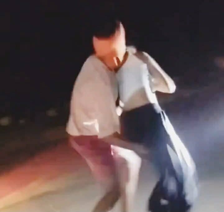 सड़क पर युवती से दरिंदगी! गलत तरीके से छूने और गोद में उठाने का VIDEO वायरल..see more
बिहार के जमुई में सड़क पर एक युवती के साथ कथित तौर पर बदसलूकी का मामला सामने आया है। वायरल वीडियो में एक युवक युवती के साथ जबरदस्ती करता नजर आ रहा है। आरोप है कि उसने युवती को गलत तरीके से छुआ और गोद में उठाने की कोशिश की। वीडियो में युवती खुद को बचाने के लिए हाथ जोड़कर गिड़गिड़ाती नजर आ रही है। घटना का वीडियो सोशल मीडिया पर तेजी से वायरल हो रहा है, जिसके बाद लोगों में आक्रोश है। हालांकि, घटना बिहार के किस जिले और थाना क्षेत्र की है, आरोपी की पहचान क्या है और पुलिस ने क्या कार्रवाई की है, इसकी आधिकारिक पुष्टि अभी सामने नहीं आई है। पुलिस की ओर से पुष्टि होने के बाद ही पूरी जानकारी स्पष्ट हो सकेगी।
वायरल वीडियो की स्वतंत्र पुष्टि आवश्यक है।
#BiharNews #Bihar #CrimeNews #ViralVideo #WomenSafety #BiharPolice