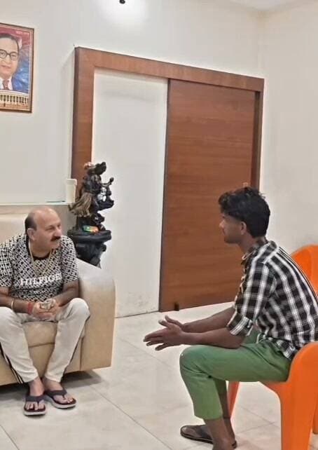 *जब दरोगा बन जायेगे, तो हमको बंद तो नहीं कर दोगे:- विधायक रोमी साहनी*
*जब गरीब छात्र मनोज पुत्र सुरेश प्रसाद ग्राम कृष्णानगर को फीस के लिए रुपए देते वक़्त कहा,
#followers #highlights