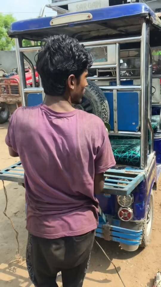 Sambhal यातायात पुलिस की बड़ी कार्रवाई जारी ई रिक्शा को लेकर की गई कार्रवाई मॉडिफाइड ई रिक्शा पर लगातार कसी जा रही है नकेल बड़े स्तर पर शुरू किया जाएगा अभियान।
