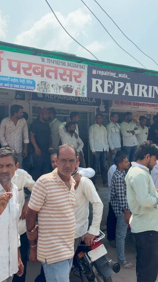 परबतसर नगर पालिका चेयरमैन चुनाव में वोटिंग पूरी, रिजल्ट का इंतजार!
कांग्रेस और भाजपा के पार्षदों ने अपने-अपने मत डाल दिए हैं। अब सभी की नजरें होने वाली मतगणना और परिणाम पर टिकी हैं।
राजकीय उच्च माध्यमिक विद्यालय, परबतसर के बाहर दोनों पार्टियों के समर्थकों की भारी भीड़ जुटी है। समर्थक अपनी-अपनी पार्टी की जीत का दावा करते हुए जमकर नारेबाजी कर रहे हैं।
किसके सिर सजेगा परबतसर नगर पालिका चेयरमैन का ताज?