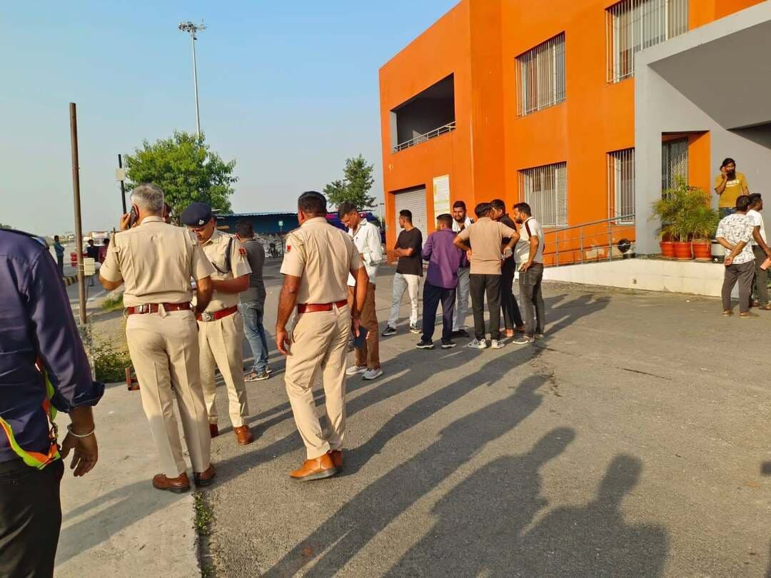 बांदनवाड़ा टोल पर अंधाधुंध फायरिंग से मचा हड़कंप
शाहपुरा (भीलवाड़ा)-राजेन्द्र खटीक।
बांदलवाड़ा-स्कॉर्पियो में सवार होकर आए अज्ञात हमलावरों ने टोल इंचार्ज की खिड़की पर की फायरिंग,
अचानक हुई फायरिंग से टोल पर मची अफरा-तफरी, गनीमत रही कि फायरिंग में कोई जनहानि नहीं हुई
वारदात के बाद हमलावर मौके पर स्कॉर्पियो छोड़कर फरार,
सूचना मिलते ही सरवाड़, केकड़ी और भिनाय पुलिस मौके पर पहुंची, पुलिस ने मौके से वाहन को कब्जे में लेकर शुरू की जांच,
एक युवक को हिरासत में लिए जाने की भी जानकारी,
पुलिस हमलावरों की तलाश और फायरिंग के कारणों की जांच में जुटी