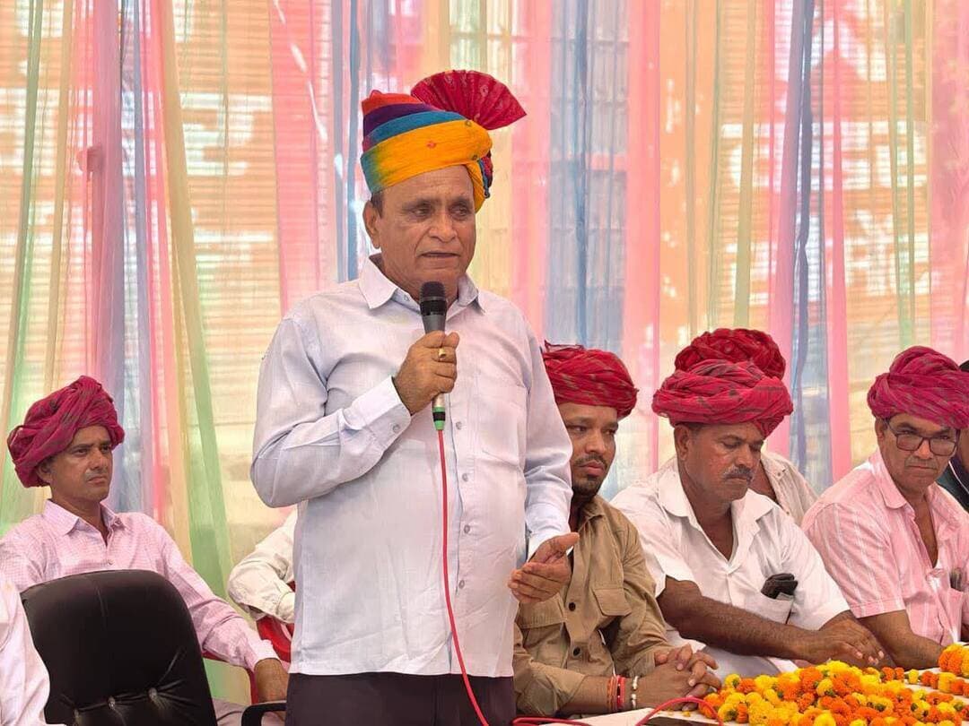 महुआ से मानपुरा तक विकास की नई राह...
₹10 करोड़ की लागत से 5 किलोमीटर लंबी सीसी सड़क का शिलान्यास
शाहपुरा (भीलवाड़ा)-राजेन्द्र खटीक।
महुआ-मांडलगढ़ क्षेत्र के महुआ ग्राम के बस स्टैंड पर महुआ से मानपुरा तक बनने वाली 5 किलोमीटर लंबी एवं करीब ₹10 करोड़ की लागत वाली सीसी सड़क के निर्माण कार्य का विधिवत शिलान्यास करने का अवसर प्राप्त हुआ।
लंबे समय से प्रतीक्षित इस सड़क की सौगात मिलने से महुआ, मानपुरा एवं आसपास के ग्रामीण क्षेत्रों में खुशी का माहौल है। क्षेत्रवासियों एवं भाजपा कार्यकर्ताओं द्वारा मिले आत्मीय स्वागत और स्नेह के लिए हृदय से आभार।
प्रदेश की भाजपा सरकार के संकल्प के अनुरूप मांडलगढ़ विधानसभा क्षेत्र में विकास कार्य निरंतर गति से आगे बढ़ रहे हैं। हमारा प्रयास है कि गांव-गांव तक बेहतर सड़क, पेयजल, शिक्षा एवं अन्य मूलभूत सुविधाएं पहुंचे।
यह 5 किलोमीटर लंबी सीसी सड़क क्षेत्र की कनेक्टिविटी को मजबूत करने के साथ ग्रामीणों के आवागमन को सुगम बनाएगी और क्षेत्र के विकास को नई गति प्रदान करेगी।
इस अवसर पर भाजपा मंडल अध्यक्ष बृजमोहन शर्मा ,भाजपा के वरिष्ठ नेता गोवर्धन वैष्णव,विधानसभा सह संयोजक संदीप सोनी ,भाजपा नेता सत्यनारायण मेवाड़ा, मंडल उपाध्यक्ष रणवीर सिंह, विष्णु कुमार शर्मा, मंडल महामंत्री कैलाश सुखवाल, कुलदीप सिंह शक्तावत, पंचायत समिति सदस्य जय राम गुर्जर, शंकर नाथ योगी, श्यामपुरा सरपंच भगवान सिंह शक्तावत, महुआ सरपंच कमला देवी , मानपुरा सरपंच चंदा देवी प्रजापत, सिंगोली सरपंच राकेश आर्य, मंडल मंत्री राकेश गर्ग, कोषाध्यक्ष कैलाश चंद्र तेली, समाजसेवी गुलाबचंद सेठिया, युवा मोर्चा अध्यक्ष जितेंद्र कुमार प्रजापत, महामंत्री बनवारी लाल धाकड़, ओम प्रकाश खटीक, चैतन्य राठौड़, चेनसुख जैन सहित भाजपा कार्यकर्ता एवं बड़ी संख्या में क्षेत्रवासी उपस्थित रहे।
समस्त क्षेत्रवासियों का स्नेह, आशीर्वाद एवं विश्वास के लिए हृदय से आभार।
विकास के पथ पर अग्रसर मांडलगढ़ विधानसभा।