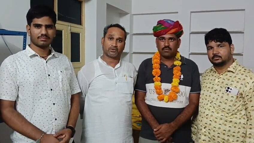 काछोला सहकारी समिति के व्यवस्थापक शंकर लाल सुथार का ग्रामीण व जनप्रतिनिधियों ने किया स्वागत
कंप्यूटरीकरण में प्रथम स्थान, 500 मीट्रिक टन गोदाम और कस्टम हायरिंग सेंटर से किसानों को मिला लाभ
असलम रंगरेज ( काछोला)
काछोला ग्राम सेवा सहकारी समिति ने सहकारिता क्षेत्र में उल्लेखनीय उपलब्धियां हासिल करते हुए भीलवाड़ा जिले में अपनी अलग पहचान बनाई है। समिति के व्यवस्थापक शंकर लाल सुथार के प्रयासों से समिति ने कंप्यूटरीकरण, अन्न भंडारण, कृषि यंत्र सुविधा तथा नए किसानों को सहकारिता से जोड़ने की दिशा में महत्वपूर्ण कार्य किए हैं।
भारत सरकार की पैक्स कंप्यूटरीकरण योजना के तहत काछोला ग्राम सेवा सहकारी समिति ने भीलवाड़ा जिले में प्रथम स्थान हासिल किया। वहीं किसानों की उपज के सुरक्षित भंडारण के लिए 500 मीट्रिक टन क्षमता का गोदाम तैयार करवाया गया। किसानों को आधुनिक कृषि उपकरण किराए पर उपलब्ध कराने के लिए कस्टम हायरिंग सेंटर भी शुरू किया गया है।
व्यवस्थापक शंकर लाल सुथार के प्रयासों से 300 से अधिक नए काश्तकार समिति से जुड़े, जिससे सहकारिता का दायरा बढ़ा और किसानों को समिति की विभिन्न सुविधाओं का लाभ मिलने लगा।
ग्रामीण व जनप्रतिनिधियों ने किया स्वागत-सत्कार
समिति की उपलब्धियों और व्यवस्थापक शंकर लाल सुथार के प्रयासों को लेकर काछोला के ग्रामीणों एवं जनप्रतिनिधियों ने माला पहनाकर और साफा बंधवाकर उनका स्वागत-सत्कार किया। इस दौरान उनके कार्यों की सराहना करते हुए किसान हित में निरंतर इसी तरह कार्य करते रहने की शुभकामनाएं दी गईं।
स्वागत-सत्कार के दौरान मांडलगढ़ विधानसभा सहसंयोजक संदीप सोनी, गोपाल मंत्री, आसाराम सोनी, कृष्णा सोनी सहित बड़ी संख्या में ग्रामीण उपस्थित रहे। ग्रामीणों ने समिति को आधुनिक तकनीक से जोड़ने, किसानों तक सुविधाएं पहुंचाने और अधिक से अधिक काश्तकारों को सहकारिता से जोड़ने के प्रयासों की सराहना की।
