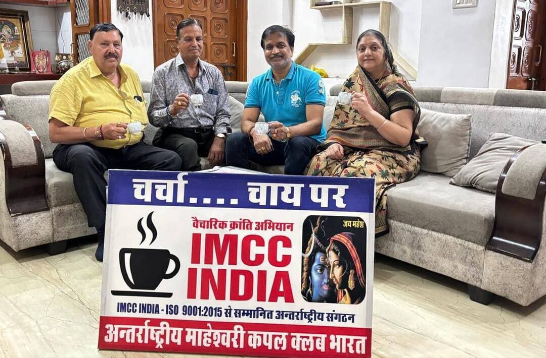 हमारे देश में लगभग हर तीन मिनट में एक आदमी की सड़क हादसे में मृत्यु
"चर्चा चाय पर" में गूंजा सड़क सुरक्षा का मुद्दा : माहेश्वरी कपल क्लब ने सड़क हादसे रोकने के लिए दिए 10 ठोस सुझाव
भीलवाड़ा :राजकुमार गोयल, 20 सितम्बर
अन्तर्राष्ट्रीय माहेश्वरी कपल क्लब भारत, भीलवाड़ा जिला शाखा द्वारा आज राष्ट्रीय कार्यालय गीता भवन सभागार में "चर्चा चाय पर" कार्यक्रम का आयोजन किया गया। इस अवसर पर देश में बढ़ती सड़क दुर्घटनाओं पर गंभीर चिंता व्यक्त की गई और उनके नियंत्रण के लिए 10 प्रमुख सुझावों पर चर्चा की गई।
क्लब के सदस्यों ने कहा कि NCRB के आंकड़ों के अनुसार भारत में प्रतिदिन 450 से अधिक मौतें सड़क हादसों में होती हैं, जो अत्यंत चिंताजनक है। केवल सख्ती या केवल जागरूकता से काम नहीं चलेगा, दोनों को साथ-साथ चलाना होगा।
*बैठक में निम्न 10 सुझाव सर्वसम्मति से पारित किए गए :*
*1. सख्त यातायात नियम:* स्पीड लिमिट, हेलमेट, सीट बेल्ट और शराब पीकर वाहन चलाने पर भारी जुर्माना और लाइसेंस सस्पेंड की कार्रवाई सख्ती से हो।
*2. बेहतर सड़क इंजीनियरिंग:* ब्लैक स्पॉट्स को चिन्हित कर सुधार, पर्याप्त साइन बोर्ड, रोड मार्किंग, स्ट्रीट लाइट और पैदल यात्री क्रॉसिंग की व्यवस्था।
*3. लाइसेंस प्रक्रिया में सुधार:* लाइसेंस के लिए अनिवार्य ट्रेनिंग और बायोमेट्रिक टेस्टिंग से फर्जीवाड़ा रोकना।
*4. तकनीकी नियंत्रण:* हाईवे पर स्पीड कैमरे, इंटरसेप्टर वाहन, GPS मॉनिटरिंग और कमर्शियल वाहनों में स्पीड गवर्नर अनिवार्य।
*5. स्कूली शिक्षा में सड़क सुरक्षा:* बच्चों को प्रारंभ से ही ट्रैफिक नियमों और रोड सेंस की जानकारी देना।
*6. आपातकालीन तंत्र मजबूत हो:* गोल्डन ऑवर में उपचार के लिए हर 50 किमी पर एम्बुलेंस, ट्रॉमा सेंटर और गुड समैरिटन कानून का प्रचार।
*7. वाहन फिटनेस:* पुराने वाहनों पर रोक, PUC-फिटनेस अनिवार्य और एयरबैग, ABS जैसे सुरक्षा मानक सभी वाहनों में लागू।
*8. लेन ड्राइविंग का पालन:* भारी वाहनों के लिए अलग लेन, नो-एंट्री टाइम का कड़ाई से पालन और रिफ्लेक्टर/टेल लाइट अनिवार्य।
*9. जन-जागरूकता अभियान:* मोबाइल फोन पर बात करते हुए ड्राइविंग, गलत साइड और ट्रिपल राइडिंग के विरुद्ध सघन अभियान।
*10. डेटा आधारित जवाबदेही:* हर दुर्घटना का डिजिटल रिकॉर्ड और iRAD पोर्टल के माध्यम से विश्लेषण कर विभागों की जवाबदेही तय हो।
कार्यक्रम की अध्यक्षता क्लब के राष्ट्रीय महासचिव श्रीमती अनिता डॉ अशोक सोडाणी ने की तथा मुख्य अतिथि के रूप में बड़ौदा चोखण्डी माहेश्वरी समाज के पूर्व अध्यक्ष श्री गणेश लढ़ा एवं पूर्व मंत्री श्री गोविन्द मून्दड़ा सहित सभी ने सड़क सुरक्षा को सामाजिक दायित्व बताते हुए आमजन को जागरूक करने का संकल्प लिया।
स्मरण हो कि अन्तर्राष्ट्रीय माहेश्वरी कपल क्लब द्वारा अपने 133 जिला शाखाओं के माध्यम से वर्ष 2004 से ही नियमित रूप से प्रयास किये जा रहे हैं ! इस वर्ष 2026 को क्लब के महाराष्ट्र प्रदेश अध्यक्ष श्रीमती डाॅ माया डॉ मधुसूदन राठी के सुपुत्र स्वर्गीय श्री मृणाल राठी की स्मृति में "सड़क सुरक्षा जागरूकता वर्ष" के रूप में मनाया जा रहा है !
