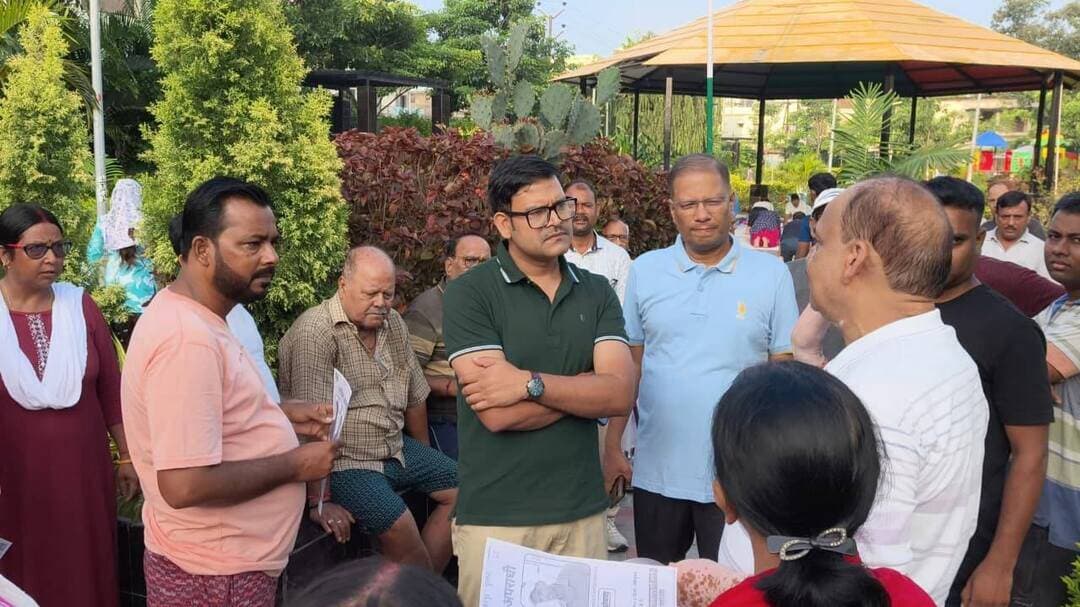 जुब्बा सहनी पार्क में पुलिस का जनसंवाद: वरिष्ठ नागरिकों और महिलाओं की सुरक्षा पर हुई चर्चा, फरार इनामी आरोपी के पोस्टर बांटकर मांगा जनसहयोग
मुजफ्फरपुर में वरिष्ठ नागरिकों और महिलाओं की सुरक्षा को लेकर पुलिस ने सोमवार को जुब्बा सहनी पार्क में जनसंवाद कार्यक्रम आयोजित किया। वरीय पुलिस अधीक्षक, मुजफ्फरपुर ने पार्क में आमजनों, विशेषकर वरिष्ठ नागरिकों एवं महिलाओं से सीधे संवाद कर उनकी समस्याओं और सुरक्षा से जुड़े मुद्दों की जानकारी ली।
जनसंवाद के दौरान मॉर्निंग वॉक और संध्या भ्रमण के समय सुरक्षा व्यवस्था, यातायात से जुड़ी समस्याओं तथा ड्रग्स से संबंधित गतिविधियों को लेकर आमजनों से जानकारी और सुझाव प्राप्त किए गए।
एसएसपी ने थाना स्तर पर वरिष्ठ नागरिक कोषांग गठित करने का निर्देश दिया। इसके माध्यम से वरिष्ठ नागरिकों का नियमित सत्यापन कराने के साथ उनकी सुरक्षा सुनिश्चित करने की बात कही गई। सुरक्षा के दृष्टिकोण से वरिष्ठ नागरिकों का पंजीकरण भी कराया जाएगा।
वहीं, मिठनपुरा थाना क्षेत्र में हुए दोहरे हत्याकांड में संलिप्त 50 हजार रुपये के इनामी फरार अभियुक्त की गिरफ्तारी को लेकर भी पुलिस ने जनसहयोग मांगा। आमजनों के बीच आरोपी के पोस्टर वितरित किए गए।
पुलिस ने अपील की है कि आरोपी के संबंध में कोई भी सूचना मिलने पर पुलिस नियंत्रण कक्ष के मोबाइल नंबर 9431896700 पर जानकारी दें। सूचना देने वाले व्यक्ति की पहचान गोपनीय रखी जाएगी। कार्यक्रम में अपर पुलिस अधीक्षक, नगर-01 भी मौजूद रहे।
#TirhutNow #MuzaffarpurPolice #SeniorCitizenSafety #WomenSafety #MuzaffarpurNews