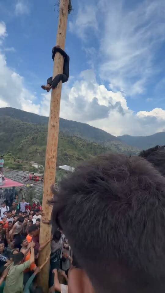 ग्वींठ गांव, चाकीसैंण पौड़ी गढ़वाल के पाती मेले 2026 🥊🔥
वीडियो सोशल मीडिया पर तेजी से वायरल हो रहा है।
Uttarakhand live 24 @topfans HighLight TopFans
#ग्वींठ #चाकीसैंण #पौड़ीगढ़वाल #पातीमेला2026 #उत्तराखंड #उत्तराखंडन्यूज़ #पहाड़ #पहाड़ीकल्चर #मेलेमेंबवाल #लड़ाई #Fight #WWE #PahadiSwag #ViralVideo #ViralReel #TrendingReels #ReelsViral #Uttarakhand #PauriGarhwal #ForYou #FYP #उत्तराखण्डलाइव24