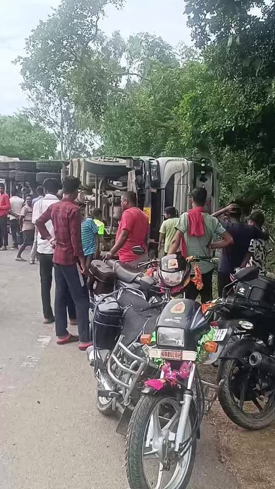 देवरीः पथराटांड मोड़ के समीप 22 चक्का डस्ट लदा हाईवा अनियंत्रित होकर पलटा, ट्रक क्षतिग्रस्त; चालक बाल-बाल बचा #viralnews2026
#viewersfriendsfollowers
#apnachatro
#facebookreelsviral
#citynewsgiridh
#अपनाtime #giridhisp
#giridihupdate
#giridih_jharkhand
#GiridihNews