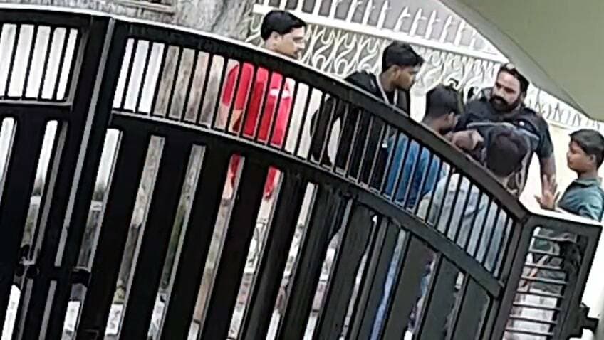 फतेहपुर में मजदूरों पर फायरिंग का मामला: CCTV वीडियो वायरल, आरोपी पिंकू उर्फ संदीप पर मुकदमा दर्ज
सीवर-पाइपलाइन कार्य के दौरान विवाद के बाद हुई कथित फायरिंग, वायरल वीडियो के आधार पर पुलिस ने दर्ज किया केस
सदर कोतवाली पुलिस की त्वरित कार्रवाई, CCTV फुटेज और अन्य साक्ष्यों के आधार पर जांच जारी
फतेहपुर। शहर के सदर कोतवाली क्षेत्र स्थित आईटीआई रोड, महिला डिग्री कॉलेज के पास सीवर एवं पाइपलाइन निर्माण कार्य के दौरान हुए विवाद का मामला अब कानूनी कार्रवाई तक पहुंच गया है। दो दिन पुरानी घटना का एक वीडियो सोशल मीडिया पर तेजी से वायरल होने के बाद पुलिस ने आरोपी पिंकू उर्फ संदीप के विरुद्ध मुकदमा दर्ज कर लिया है। पुलिस का कहना है कि मामले की निष्पक्ष जांच की जा रही है और उपलब्ध सभी साक्ष्यों के आधार पर आगे की विधिक कार्रवाई की जाएगी।
प्रारंभिक जानकारी के अनुसार, प्रयागराज की एक निर्माण कंपनी द्वारा क्षेत्र में सीवर और पाइपलाइन डालने का कार्य कराया जा रहा था। स्थानीय लोगों के अनुसार, पाइप डालने के बाद सड़क पर बने गड्ढों को समय पर नहीं भरे जाने को लेकर विवाद उत्पन्न हुआ। इसी दौरान निर्माण कार्य में लगे मजदूरों और एक स्थानीय युवक के बीच कहासुनी हो गई।
सोशल मीडिया पर वायरल हो रहे सीसीटीवी वीडियो और स्थानीय सूत्रों के अनुसार, विवाद बढ़ने के बाद कथित तौर पर फायरिंग की घटना हुई। कुछ दावों में यह भी कहा जा रहा है कि घटना से पहले मजदूरों और आरोपी युवक के बीच अभद्रता हुई थी। हालांकि इन दावों की स्वतंत्र पुष्टि अभी पुलिस जांच का विषय है।
वीडियो वायरल होने के बाद पुलिस अधीक्षक के निर्देशन में सदर कोतवाली पुलिस ने मामले का संज्ञान लिया और आरोपी पिंकू उर्फ संदीप के खिलाफ संबंधित धाराओं में मुकदमा दर्ज कर लिया। पुलिस आसपास के सीसीटीवी फुटेज, वायरल वीडियो तथा प्रत्यक्षदर्शियों के बयान के आधार पर पूरे घटनाक्रम की जांच कर रही है।
पुलिस अधिकारियों का कहना है कि कानून-व्यवस्था बनाए रखना सर्वोच्च प्राथमिकता है और किसी भी व्यक्ति को कानून हाथ में लेने की अनुमति नहीं दी जाएगी। यदि जांच में अन्य व्यक्तियों की संलिप्तता सामने आती है तो उनके विरुद्ध भी नियमानुसार कार्रवाई की जाएगी। पुलिस ने लोगों से अपील की है कि घटना से जुड़ी कोई भी प्रमाणिक जानकारी या वीडियो उपलब्ध हो तो जांच में सहयोग करें।
यह घटना सार्वजनिक निर्माण कार्यों के दौरान समन्वय, संवाद और सुरक्षा व्यवस्था की आवश्यकता को भी रेखांकित करती है। किसी भी विवाद का समाधान हिंसा या हथियार के प्रयोग से नहीं, बल्कि प्रशासनिक और कानूनी प्रक्रिया के माध्यम से होना चाहिए।
एनडी न्यूज़ की अपील
सार्वजनिक निर्माण कार्यों के दौरान यदि किसी नागरिक को असुविधा या शिकायत हो तो संबंधित विभाग अथवा पुलिस प्रशासन से संपर्क करें। किसी भी परिस्थिति में हिंसा, धमकी या अवैध हथियार का प्रयोग कानूनन अपराध है। वहीं प्रशासन को भी निर्माण कार्यों के दौरान सुरक्षा, यातायात व्यवस्था और समयबद्ध मरम्मत सुनिश्चित करनी चाहिए ताकि ऐसे विवाद उत्पन्न न हों।
ऐसी घटनाओं से बचने के सुझाव
निर्माण कार्यों के दौरान स्थानीय नागरिकों से समन्वय बनाए रखा जाए।
सड़क खुदाई के बाद गड्ढों को समय पर भरकर आवागमन सुचारु किया जाए।
किसी भी विवाद की स्थिति में तत्काल पुलिस या संबंधित विभाग को सूचना दें।
अवैध हथियारों के प्रयोग और हिंसा से दूर रहें।
सोशल मीडिया पर केवल सत्यापित जानकारी ही साझा करें।
👇👇
#NDNews #दैनिक_निष्पक्ष_धारा #Fatehpur #ITI_Road #Kotwali #FiringCase #UPPolice #FatehpurPolice #LawAndOrder #CrimeNews #SewerProject #BreakingNews
👇👇
@fatehpurpolice
@Uppolice
@dgpup
@ADGZonPrayagraj
@igrangealld
@dmfatehpur
@CMOfficeUP
@myogiadityanath
@112UttarPradesh
@InfoDeptUP
🙏👇👇🙏
🟥 ND NEWS | दैनिक निष्पक्ष धारा
मुख्य संपादक / संस्थापक: राजन सिंह हाड़ा
सह-संपादक: शालिनी सिंह भदौरिया
✒️ रिपोर्ट : जिला ब्यूरो, फतेहपुर
📍 कार्यालय-3: U158, हीरा स्वीट्स के पास, विकास मार्ग, लक्ष्मी नगर, पूर्वी दिल्ली, पिन कोड – 110092 (NCR)
📍 कार्यालय-2: विधानसभा रोड, बर्लिंगटन चौराहा, लखनऊ – 226001 (उत्तर प्रदेश)
📍 कार्यालय-1: 1/1 अटल बिहारी चौराहा, नियर बर्मा चौराहा, फतेहपुर – 212601 (उत्तर प्रदेश)
📅 दिनांक: 21 सितंबर 2026
📆 दिन: सोमवार
📞 मोबाइल: 9696119696
👇👇
डिस्क्लेमर: यह समाचार उपलब्ध प्रारंभिक जानकारी, वायरल वीडियो, स्थानीय सूत्रों तथा पुलिस द्वारा की गई शुरुआती कार्रवाई के आधार पर तैयार किया गया है। घटना से जुड़े सभी आरोपों और तथ्यों की अंतिम पुष्टि पुलिस विवेचना एवं न्यायिक प्रक्रिया पूरी होने के बाद ही मानी जाएगी।