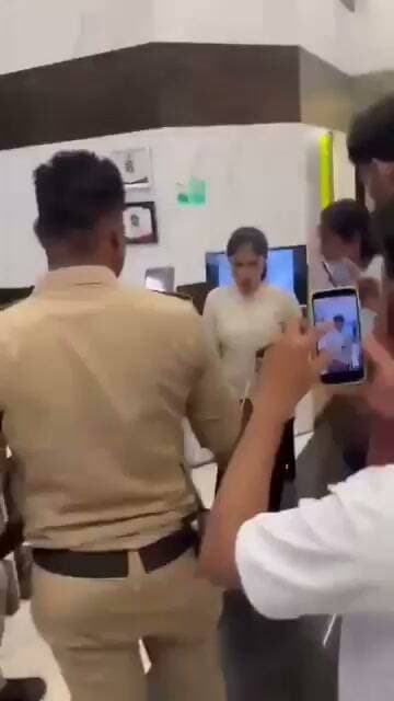 हनीट्रैप के जाल में फंसाकर होटल बुलाने का आरोप, ब्लैकमेल करते समय महिला रंगे हाथ गिरफ्तार
पीड़ित की शिकायत पर जबलपुर पुलिस की त्वरित कार्रवाई, होटल में रुपये लेते हुए आरोपी महिला पकड़ी गई
पुलिस की अपील—ब्लैकमेलिंग का शिकार होने पर डरें नहीं, तुरंत पुलिस से करें संपर्क
जबलपुर। मध्य प्रदेश के जबलपुर में कथित हनीट्रैप और ब्लैकमेलिंग के एक मामले में पुलिस ने त्वरित कार्रवाई करते हुए एक महिला को होटल से कथित रूप से पैसे लेते समय रंगे हाथ गिरफ्तार किया है। पुलिस के अनुसार, पीड़ित युवक की शिकायत के आधार पर जाल बिछाया गया, जिसके बाद आरोपी महिला को गोपाल बाग होटल से हिरासत में लिया गया। मामले में आगे की कानूनी कार्रवाई जारी है।
प्रारंभिक जानकारी के अनुसार, शिकायतकर्ता ने पुलिस को बताया कि महिला ने पहले उससे सोशल मीडिया और अन्य माध्यमों से संपर्क बढ़ाया तथा मिलने के लिए होटल बुलाया। आरोप है कि इसके बाद महिला ने उसे कथित रूप से ब्लैकमेल कर धन की मांग शुरू कर दी। युवक ने मामले की जानकारी जबलपुर पुलिस को दी, जिसके बाद पुलिस ने योजनाबद्ध कार्रवाई करते हुए होटल में निगरानी की।
पुलिस के मुताबिक, तय योजना के अनुसार जब कथित तौर पर रुपये का लेन-देन हो रहा था, तभी पुलिस टीम ने मौके पर पहुंचकर महिला को हिरासत में ले लिया। इसके बाद आवश्यक कानूनी प्रक्रिया पूरी करते हुए संबंधित धाराओं में मामला दर्ज किया गया। पुलिस का कहना है कि पूरे प्रकरण की विस्तृत जांच की जा रही है और यदि जांच में अन्य लोगों की संलिप्तता सामने आती है तो उनके विरुद्ध भी विधिसम्मत कार्रवाई की जाएगी।
जबलपुर पुलिस ने इस कार्रवाई के बाद आम नागरिकों, विशेषकर युवाओं से अपील की है कि यदि कोई व्यक्ति हनीट्रैप, ब्लैकमेलिंग या जबरन वसूली का शिकार बनता है तो वह घबराए नहीं और तुरंत पुलिस से संपर्क करे। पुलिस का कहना है कि समय पर दी गई सूचना से ऐसे मामलों में प्रभावी कार्रवाई संभव हो सकती है।
ऐसे मामलों में सोशल मीडिया के माध्यम से बनने वाले अपरिचित संबंधों में सावधानी बरतना आवश्यक है। किसी भी व्यक्ति के विरुद्ध लगाए गए आरोपों की अंतिम पुष्टि न्यायिक प्रक्रिया और जांच पूरी होने के बाद ही मानी जाएगी।
एनडी न्यूज़ की अपील
ऑनलाइन या व्यक्तिगत संपर्क के दौरान सतर्क रहें। यदि कोई व्यक्ति धमकी देकर धन की मांग करता है या ब्लैकमेल करने का प्रयास करता है, तो किसी भी प्रकार का समझौता करने के बजाय तत्काल पुलिस को सूचना दें। जागरूकता और समय पर शिकायत ही ऐसे अपराधों पर प्रभावी नियंत्रण का सबसे बेहतर माध्यम है।
ऐसी घटनाओं से बचने के सुझाव
अपरिचित व्यक्तियों से सोशल मीडिया पर व्यक्तिगत जानकारी साझा करने से बचें।
पहली मुलाकात सार्वजनिक और सुरक्षित स्थान पर ही करें।
ब्लैकमेलिंग या धमकी मिलने पर तुरंत पुलिस से संपर्क करें।
किसी भी दबाव में आकर धन का भुगतान न करें।
सोशल मीडिया का जिम्मेदारी और सतर्कता के साथ उपयोग करें।
👇👇
#NDNews #दैनिक_निष्पक्ष_धारा #Jabalpur #MadhyaPradesh #HoneyTrap #Blackmail #JabalpurPolice #MPPolice #CrimeNews #CyberSafety #BreakingNews
👇👇
@JabalpurPolice
@MPPoliceDept
@CMMadhyaPradesh
@DrMohanYadav51
@HomeMinistry
@PIB_India
@MIB_India
@CyberDost
👇👇👇
🟥 ND NEWS | दैनिक निष्पक्ष धारा
मुख्य संपादक / संस्थापक: राजन सिंह हाड़ा
सह-संपादक: शालिनी सिंह भदौरिया
✒️ रिपोर्ट : राज्य ब्यूरो, मध्य प्रदेश
📍 कार्यालय-3: U158, हीरा स्वीट्स के पास, विकास मार्ग, लक्ष्मी नगर, पूर्वी दिल्ली, पिन कोड – (110092) (NCR)
📍 कार्यालय-2: विधानसभा रोड, बर्लिंगटन चौराहा, लखनऊ (226001) (UP)
📍 कार्यालय-1: 1/1 अटल बिहारी चौराहा, नियर बर्मा चौराहा, फतेहपुर (212601) (UP)
📅 दिनांक: 21 सितंबर 2026
📆 दिन: सोमवार
📧 Email: ndnewschannel@gmail.com
📞 मोबाइल: 9696119696
डिस्क्लेमर: यह समाचार उपलब्ध प्रारंभिक जानकारी, शिकायतकर्ता के आरोपों तथा पुलिस द्वारा साझा किए गए आधिकारिक विवरण के आधार पर तैयार किया गया है। आरोपों की अंतिम पुष्टि न्यायिक प्रक्रिया एवं पुलिस जांच पूरी होने के बाद ही मानी जाएगी।