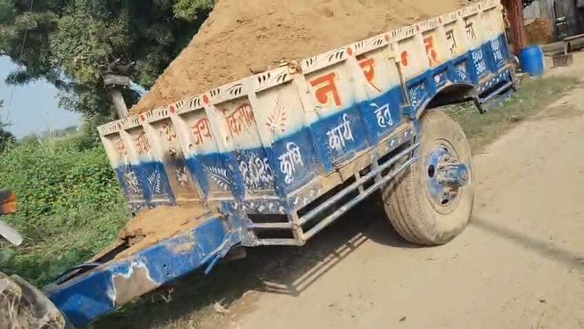 कब्रिस्तान की भूमि पर अवैध कब्जे का आरोप, ग्रामीणों के विरोध के बाद बढ़ा विवाद
किसान यूनियन नेता पर मिट्टी डालकर कब्जे की कोशिश का आरोप, सूचना पर पुलिस से कार्रवाई की मांग
वायरल वीडियो के बाद निष्पक्ष जांच की मांग तेज, प्रशासन की कार्रवाई पर टिकी ग्रामीणों की नजर
✒️ रिपोर्ट : जिला ब्यूरो, फतेहपुर
फतेहपुर। जनपद के हथगांव थाना क्षेत्र के अकबरपुर चोराई गांव में स्थित कब्रिस्तान की भूमि पर कथित अवैध कब्जे को लेकर विवाद सामने आया है। ग्रामीणों का आरोप है कि भारतीय किसान यूनियन (टिकैत गुट) के तहसील उपाध्यक्ष धीरू सिंह यादव द्वारा कब्रिस्तान की भूमि पर मिट्टी डलवाकर कब्जा करने का प्रयास किया गया। विरोध करने पर कथित रूप से ग्रामीणों के साथ अभद्र भाषा का प्रयोग किया गया। घटना का वीडियो सोशल मीडिया पर वायरल होने के बाद मामले ने तूल पकड़ लिया है।
ग्रामीणों के अनुसार, कब्रिस्तान की सार्वजनिक भूमि पर मिट्टी डलवाए जाने की जानकारी मिलते ही स्थानीय लोग मौके पर पहुंचे और इसका विरोध किया। आरोप है कि विरोध के दौरान कहासुनी हुई और माहौल तनावपूर्ण हो गया। इसके बाद ग्रामीणों ने पुलिस को सूचना देकर मौके पर बुलाने की मांग की।
सोशल मीडिया पर वायरल हो रहे वीडियो के आधार पर विभिन्न प्रकार के दावे किए जा रहे हैं। हालांकि, वायरल वीडियो की स्वतंत्र पुष्टि अभी नहीं हुई है। घटना में लगाए गए सभी आरोप फिलहाल जांच के दायरे में हैं।
स्थानीय लोगों का कहना है कि सार्वजनिक भूमि, कब्रिस्तान, तालाब, चरागाह और ग्राम समाज की भूमि पर किसी भी प्रकार का अवैध कब्जा कानूनन अपराध है। ऐसे मामलों में प्रशासन को तत्काल राजस्व अभिलेखों की जांच कर वास्तविक स्थिति स्पष्ट करनी चाहिए ताकि किसी भी प्रकार के विवाद को समय रहते रोका जा सके।
प्रदेश सरकार समय-समय पर सार्वजनिक एवं सरकारी भूमि से अवैध कब्जे हटाने के अभियान चलाने की बात करती रही है। ऐसे में ग्रामीणों की मांग है कि इस प्रकरण में भी निष्पक्ष जांच कराई जाए और यदि किसी की भूमिका सामने आती है तो कानून के अनुसार कार्रवाई सुनिश्चित की जाए। वहीं यदि आरोप निराधार पाए जाते हैं तो संबंधित पक्ष को भी न्याय मिलना चाहिए।
पुलिस सूत्रों के अनुसार, सूचना मिलने के बाद मामले की जानकारी संज्ञान में ली गई है। शिकायत एवं उपलब्ध साक्ष्यों के आधार पर आवश्यक जांच की जाएगी। राजस्व विभाग की रिपोर्ट और पुलिस जांच के बाद ही वास्तविक स्थिति स्पष्ट हो सकेगी।
कानून व्यवस्था बनाए रखने के लिए पुलिस और प्रशासन की त्वरित एवं निष्पक्ष कार्रवाई अत्यंत महत्वपूर्ण मानी जाती है। स्थानीय नागरिकों को भी किसी विवाद की स्थिति में कानून अपने हाथ में लेने के बजाय संबंधित अधिकारियों को सूचना देकर प्रशासन का सहयोग करना चाहिए।
एनडी न्यूज़ की अपील
सार्वजनिक, धार्मिक एवं ग्राम समाज की भूमि सभी नागरिकों की साझा धरोहर है। किसी भी प्रकार के भूमि विवाद का समाधान कानून और राजस्व प्रक्रिया के माध्यम से होना चाहिए। बिना जांच किसी व्यक्ति को दोषी या निर्दोष घोषित करने से बचें तथा प्रशासनिक जांच में सहयोग करें।
👇👇
#NDNews #दैनिक_निष्पक्ष_धारा #Fatehpur #Hathgaon #AkbarpurChorai #LandDispute #GraveyardLand #UPPolice #RevenueDepartment #LawAndOrder #AbhimanyuMangalik #BKU #IndianFarmersUnion
👇👇
@dgpup
@RSSorg
@UPGovt
@wpl1090
@RSSgeet
@Uppolice
@MIB_India
@PMOIndia
@HMOIndia
@abmanglik
@VHPDigital
@igrangealld
@myogioffice
@InfoDeptUP
@dmfatehpur
@sdmsadarftp
@CMOfficeUP
@CMOUP_RC
@UPPRD1948
@ChiefSecyUP
@ChiefSecyUP
@MahantYogiG
@FatehpurSdm
@fatehpurpolice
@BajrangDalOrg
@rashtrapatibhvn
@UPMahilaKalyan
@112UttarPradesh
@myogiadityanath
@CommissionerPrg
@ADGZonPrayagraj
👇👇
🟥 ND NEWS | दैनिक निष्पक्ष धारा
मुख्य संपादक / संस्थापक: राजन सिंह हाड़ा
सह-संपादक: शालिनी सिंह भदौरिया
✒️ रिपोर्ट : जिला ब्यूरो, फतेहपुर
📍 कार्यालय-3: U158, हीरा स्वीट्स के पास, विकास मार्ग, लक्ष्मी नगर, पूर्वी दिल्ली, पिन कोड – 110092 (NCR)
📍 कार्यालय-2: विधानसभा रोड, बर्लिंगटन चौराहा, लखनऊ – 226001 (उत्तर प्रदेश)
📍 कार्यालय-1: 1/1 अटल बिहारी चौराहा, नियर बर्मा चौराहा, फतेहपुर – 212601 (उत्तर प्रदेश)
📅 दिनांक: 21 सितंबर 2026
📆 दिन: सोमवार
📞 मोबाइल: 9696119696
👇👇
डिस्क्लेमर: यह समाचार स्थानीय ग्रामीणों द्वारा लगाए गए आरोपों, उपलब्ध प्रारंभिक सूचनाओं और सोशल मीडिया पर वायरल वीडियो के आधार पर तैयार किया गया है। आरोपों की स्वतंत्र पुष्टि अभी नहीं हुई है। मामले की वास्तविक स्थिति पुलिस, राजस्व विभाग की जांच और उपलब्ध साक्ष्यों के आधार पर ही स्पष्ट होगी।
