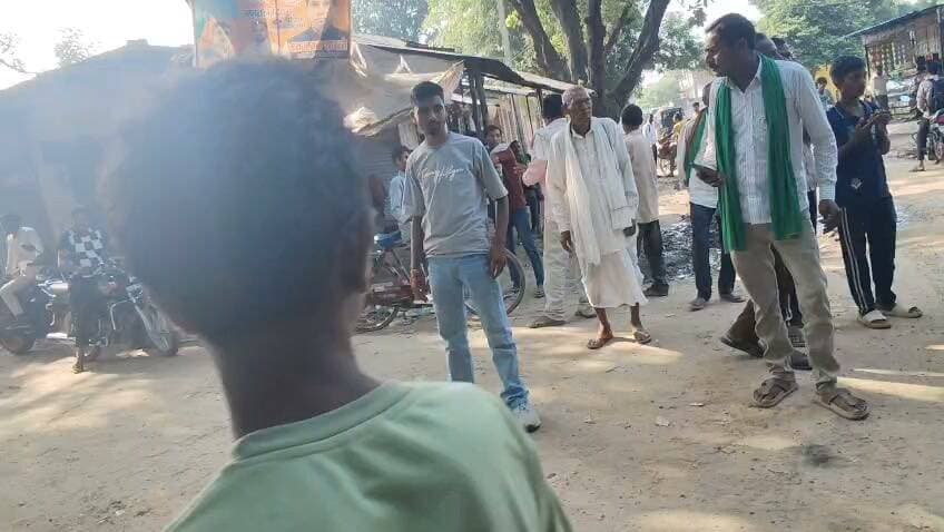 कब्रिस्तान की भूमि पर अवैध कब्जे का आरोप, ग्रामीणों के विरोध के बाद बढ़ा विवाद
किसान यूनियन नेता पर मिट्टी डालकर कब्जे की कोशिश का आरोप, सूचना पर पुलिस से कार्रवाई की मांग
वायरल वीडियो के बाद निष्पक्ष जांच की मांग तेज, प्रशासन की कार्रवाई पर टिकी ग्रामीणों की नजर
✒️ रिपोर्ट : जिला ब्यूरो, फतेहपुर
फतेहपुर। जनपद के हथगांव थाना क्षेत्र के अकबरपुर चोराई गांव में स्थित कब्रिस्तान की भूमि पर कथित अवैध कब्जे को लेकर विवाद सामने आया है। ग्रामीणों का आरोप है कि भारतीय किसान यूनियन (टिकैत गुट) के तहसील उपाध्यक्ष धीरू सिंह यादव द्वारा कब्रिस्तान की भूमि पर मिट्टी डलवाकर कब्जा करने का प्रयास किया गया। विरोध करने पर कथित रूप से ग्रामीणों के साथ अभद्र भाषा का प्रयोग किया गया। घटना का वीडियो सोशल मीडिया पर वायरल होने के बाद मामले ने तूल पकड़ लिया है।
ग्रामीणों के अनुसार, कब्रिस्तान की सार्वजनिक भूमि पर मिट्टी डलवाए जाने की जानकारी मिलते ही स्थानीय लोग मौके पर पहुंचे और इसका विरोध किया। आरोप है कि विरोध के दौरान कहासुनी हुई और माहौल तनावपूर्ण हो गया। इसके बाद ग्रामीणों ने पुलिस को सूचना देकर मौके पर बुलाने की मांग की।
सोशल मीडिया पर वायरल हो रहे वीडियो के आधार पर विभिन्न प्रकार के दावे किए जा रहे हैं। हालांकि, वायरल वीडियो की स्वतंत्र पुष्टि अभी नहीं हुई है। घटना में लगाए गए सभी आरोप फिलहाल जांच के दायरे में हैं।
स्थानीय लोगों का कहना है कि सार्वजनिक भूमि, कब्रिस्तान, तालाब, चरागाह और ग्राम समाज की भूमि पर किसी भी प्रकार का अवैध कब्जा कानूनन अपराध है। ऐसे मामलों में प्रशासन को तत्काल राजस्व अभिलेखों की जांच कर वास्तविक स्थिति स्पष्ट करनी चाहिए ताकि किसी भी प्रकार के विवाद को समय रहते रोका जा सके।
प्रदेश सरकार समय-समय पर सार्वजनिक एवं सरकारी भूमि से अवैध कब्जे हटाने के अभियान चलाने की बात करती रही है। ऐसे में ग्रामीणों की मांग है कि इस प्रकरण में भी निष्पक्ष जांच कराई जाए और यदि किसी की भूमिका सामने आती है तो कानून के अनुसार कार्रवाई सुनिश्चित की जाए। वहीं यदि आरोप निराधार पाए जाते हैं तो संबंधित पक्ष को भी न्याय मिलना चाहिए।
पुलिस सूत्रों के अनुसार, सूचना मिलने के बाद मामले की जानकारी संज्ञान में ली गई है। शिकायत एवं उपलब्ध साक्ष्यों के आधार पर आवश्यक जांच की जाएगी। राजस्व विभाग की रिपोर्ट और पुलिस जांच के बाद ही वास्तविक स्थिति स्पष्ट हो सकेगी।
कानून व्यवस्था बनाए रखने के लिए पुलिस और प्रशासन की त्वरित एवं निष्पक्ष कार्रवाई अत्यंत महत्वपूर्ण मानी जाती है। स्थानीय नागरिकों को भी किसी विवाद की स्थिति में कानून अपने हाथ में लेने के बजाय संबंधित अधिकारियों को सूचना देकर प्रशासन का सहयोग करना चाहिए।
एनडी न्यूज़ की अपील
सार्वजनिक, धार्मिक एवं ग्राम समाज की भूमि सभी नागरिकों की साझा धरोहर है। किसी भी प्रकार के भूमि विवाद का समाधान कानून और राजस्व प्रक्रिया के माध्यम से होना चाहिए। बिना जांच किसी व्यक्ति को दोषी या निर्दोष घोषित करने से बचें तथा प्रशासनिक जांच में सहयोग करें।
👇👇
#NDNews #दैनिक_निष्पक्ष_धारा #Fatehpur #Hathgaon #AkbarpurChorai #LandDispute #GraveyardLand #UPPolice #RevenueDepartment #LawAndOrder #AbhimanyuMangalik #BKU #IndianFarmersUnion
👇👇
@dgpup
@RSSorg
@UPGovt
@wpl1090
@RSSgeet
@Uppolice
@MIB_India
@PMOIndia
@HMOIndia
@abmanglik
@VHPDigital
@igrangealld
@myogioffice
@InfoDeptUP
@dmfatehpur
@sdmsadarftp
@CMOfficeUP
@CMOUP_RC
@UPPRD1948
@ChiefSecyUP
@ChiefSecyUP
@MahantYogiG
@FatehpurSdm
@fatehpurpolice
@BajrangDalOrg
@rashtrapatibhvn
@UPMahilaKalyan
@112UttarPradesh
@myogiadityanath
@CommissionerPrg
@ADGZonPrayagraj
👇👇
🟥 ND NEWS | दैनिक निष्पक्ष धारा
मुख्य संपादक / संस्थापक: राजन सिंह हाड़ा
सह-संपादक: शालिनी सिंह भदौरिया
✒️ रिपोर्ट : जिला ब्यूरो, फतेहपुर
📍 कार्यालय-3: U158, हीरा स्वीट्स के पास, विकास मार्ग, लक्ष्मी नगर, पूर्वी दिल्ली, पिन कोड – 110092 (NCR)
📍 कार्यालय-2: विधानसभा रोड, बर्लिंगटन चौराहा, लखनऊ – 226001 (उत्तर प्रदेश)
📍 कार्यालय-1: 1/1 अटल बिहारी चौराहा, नियर बर्मा चौराहा, फतेहपुर – 212601 (उत्तर प्रदेश)
📅 दिनांक: 21 सितंबर 2026
📆 दिन: सोमवार
📞 मोबाइल: 9696119696
👇👇
डिस्क्लेमर: यह समाचार स्थानीय ग्रामीणों द्वारा लगाए गए आरोपों, उपलब्ध प्रारंभिक सूचनाओं और सोशल मीडिया पर वायरल वीडियो के आधार पर तैयार किया गया है। आरोपों की स्वतंत्र पुष्टि अभी नहीं हुई है। मामले की वास्तविक स्थिति पुलिस, राजस्व विभाग की जांच और उपलब्ध साक्ष्यों के आधार पर ही स्पष्ट होगी।