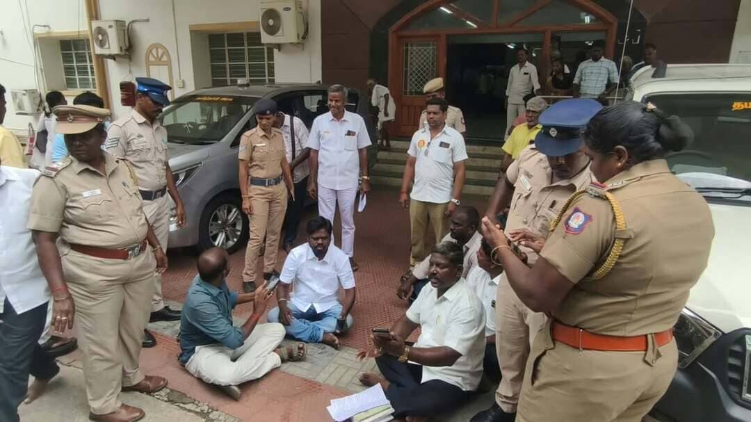 🚨 விழுப்புரம் அருகே பரபரப்பு!
பள்ளி நேரங்களில் கல்குவாரி லாரிகளை இயக்கக்கூடாது!
ஆட்சியர் கார் முன்பு அமர்ந்து பொதுமக்கள் தர்ணா!
விழுப்புரம் அருகேயுள்ள திருவக்கரை – பெரும்பாக்கம் பகுதியில் இயங்கி வரும் கல்குவாரிகளில் இருந்து, அதிகாலை மற்றும் மாலை நேரங்களில் பாதுகாப்பற்ற முறையில் லாரிகள் இயக்கப்படுவதாக பொதுமக்கள் குற்றச்சாட்டு தெரிவித்துள்ளனர்.
இதனால் பள்ளி மாணவர்கள் பாதிக்கப்படுவதாகவும், பள்ளி நேரங்களில் கனரக லாரிகளை இயக்கக் கூடாது என வலியுறுத்தியும் பெரும்பாக்கம் பகுதியைச் சேர்ந்த பொதுமக்கள் இன்று விழுப்புரம் மாவட்ட ஆட்சியர் அலுவலகத்திற்கு வந்தனர்.
தங்களது கோரிக்கையை வலியுறுத்தி, மாவட்ட ஆட்சியரின் கார் முன்பு அமர்ந்து தர்ணா போராட்டத்தில் ஈடுபட்டதால் பரபரப்பு ஏற்பட்டது.
📍 விழுப்புரம்
#விழுப்புரம் #திருவக்கரை #பெரும்பாக்கம் #கல்குவாரி #லாரிகள் #பள்ளிமாணவர்கள் #தர்ணாபோராட்டம் #மாவட்டஆட்சியர் #Villupuram #TN32NEWS