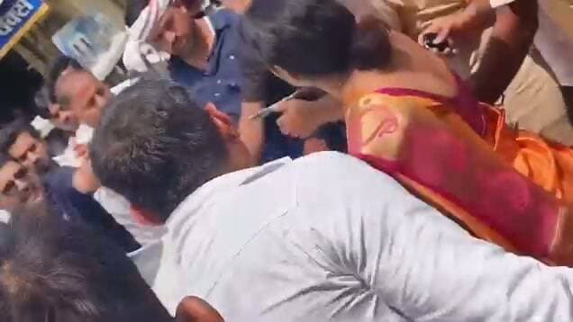 शिक्षा मंत्री मदन दिलावर की गाड़ी के सामने रामगंज मंडी में हाई वोल्टेज ड्रामा या हम कह सकते हैं विरोध
राम गंज मंडी में चेयर मेन के दावेदार महेश श्री वास्तव की पत्नी मदन दिलावर की कार के सामने खड़ी हो गई लगाए मुर्दा बाद के नारे