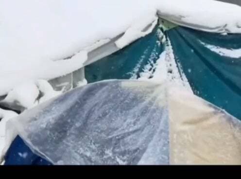 *Manimahesh Yatra 2026 : राधाष्टमी शाही स्नान के साथ मणिमहेश यात्रा संपन्न*
20 हजार भक्तों ने लगाई डुबकी
विश्वप्रसिद्ध मणिमहेश यात्रा के राधाष्टमी शाही स्नान के दौरान करीब बीस हजार श्रद्धालुओं ने पवित्र डल में आस्था की डुबकी लगाई है। शुक्रवार एक बजकर दो मिनट पर आरंभ शाही स्नान का सिलसिला शनिवार को दोपहर बाद तीन बजकर 28 मिनट तक जारी रहा। शाही स्नान की अवधि समाप्त होते ही मणिमहेश यात्रा 2026 का अधिकारिक तौर पर समापन हो गया है।
रविवार को मणिमहेश यात्रा के दौरान ड्यूटी पर तैनात स्टाफ भी वापस लौट आएगा। इस वर्ष मणिमहेश यात्रा का अधिकारिक तौर पर शुभारंभ रक्षाबंधन के दिन हुआ था। इसके बाद से श्रद्धालुओं के लगातार पवित्र डल में डुबकी लगाने के लिए जाने का सिलसिला जारी रहा। जन्माष्टमी के छोटे न्हौण पर करीब दस हजार श्रद्धालुओं ने पवित्र डल में स्नान किया था। राधाष्टमी के शाही स्नान यानि बड़े न्हौण में पवित्र डल में डुबकी लगाने वाले श्रद्धालुओं का आंकडा बीस हजार रुपए के करीब रहा है।
श्रद्धालुओं की सुविधा के लिए किए थे पुख्ता प्रबंध
उल्लेखनीय है कि इस वर्ष मणिमहेश यात्रा के दौरान श्रद्धालुओं की सुविधा के लिए उपमंडलीय प्रशासन की ओर से पुख्ता बंदोबस्त किए गए थे। मणिमहेश यात्रा के दौरान श्रद्धालुओं का आनलाइन पंजीकरण किया गया। कुगति परिक्रमा मार्ग पर गत वर्ष के कटु अनुभवों को देखते हुए इस वर्ष बाहरी राज्यों के श्रद्धालुओं की आवाजाही पर रोक रही। इस वर्ष मणिमहेश यात्रा के दौरान हड़सर- मणिमहेश पैदल यात्रा मार्ग पर तबीयत बिगडऩे से चार श्रद्धालुओं की मौत हुई है। दो श्रद्धालुओं की मौत चंबा-भरमौर एनएच पर सडक़ हादसे में हुई है। बहरहाल, राधाष्टमी के शाही स्नान के साथ ही मणिमहेश यात्रा 2026 का भी समापन हो गया है।