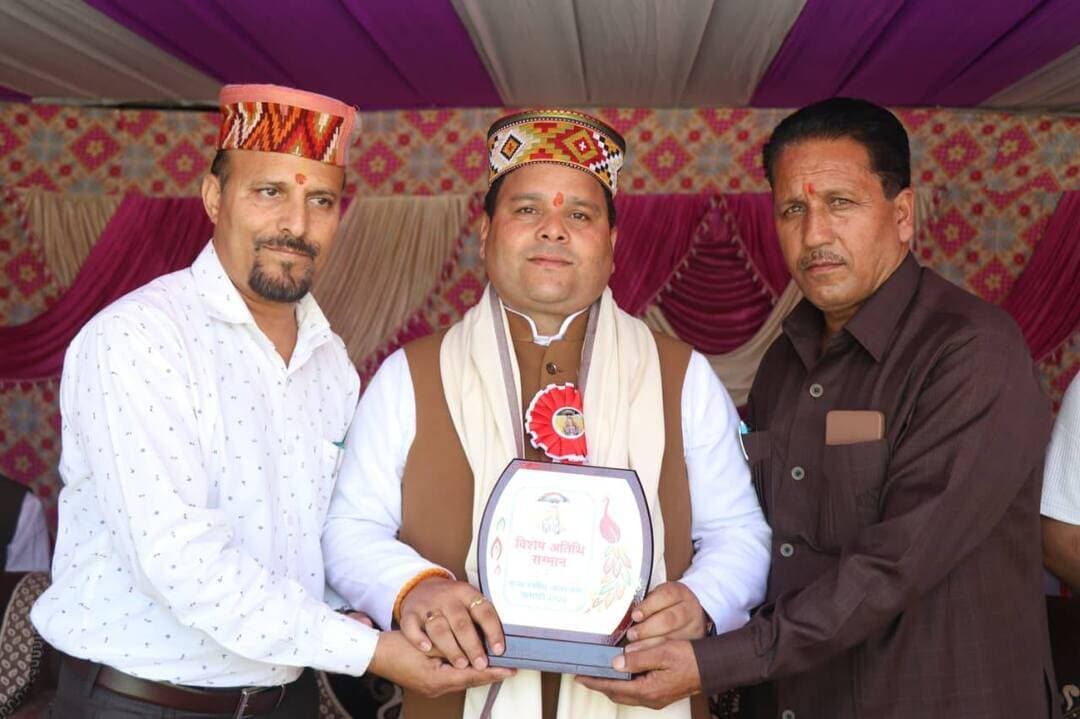 ऐतिहासिक राज्य स्तरीय छतराड़ी मेले का भव्य आगाज, एडवोकेट सुरजीत शर्मा भरमौरी ने किया शुभारंभ
31 वर्षों के लंबे सफर के बाद राज्य स्तरीय दर्जा मिलना क्षेत्र के लिए गौरव का पल : सुरजीत शर्मा भरमौरी
छतराड़ी (चम्बा)। ऐतिहासिक छतराड़ी मेले को राज्य स्तरीय दर्जा मिलने के बाद पहली बार मेले का भव्य शुभारंभ किया गया। कार्यक्रम में अध्यक्ष जिला कांग्रेस कमेटी चम्बा एवं निदेशक हिमाचल पथ परिवहन निगम एडवोकेट सुरजीत शर्मा भरमौरी ने बतौर मुख्यातिथि शिरकत कर मेले का विधिवत शुभारंभ किया।
इस अवसर पर क्षेत्रवासियों ने मुख्यातिथि का गर्मजोशी से स्वागत किया और उन्हें गले लगाकर अपना स्नेह एवं सम्मान प्रकट किया।
हमारी संस्कृति हमारी पहचान : सुरजीत शर्मा
अपने संबोधन में एडवोकेट सुरजीत शर्मा भरमौरी ने कहा कि ऐतिहासिक छतराड़ी मेले को 31 वर्षों के लंबे सफर के बाद राज्य स्तरीय दर्जा मिलना उनके लिए और पूरे क्षेत्र के लिए गर्व एवं खुशी का विषय है।
उन्होंने कहा कि हमारी संस्कृति सदियों पुरानी है। गाड़ियाली वेशभूषा, नाती और दण्डारस जैसी लोक परंपराएं हमारी सांस्कृतिक पहचान का अभिन्न हिस्सा हैं। खुशी की बात है कि आज नई पीढ़ी भी अपनी समृद्ध संस्कृति और परंपराओं को संजोए रखने के लिए निरंतर प्रयास कर रही है।
उन्होंने राज्य स्तरीय दर्जा प्रदान करने के लिए माननीय मुख्यमंत्री श्री सुखविंद्र सिंह सुक्खू का हार्दिक आभार व्यक्त किया।
धार्मिक पर्यटन सर्किट विकसित करना हमारा विजन
सुरजीत शर्मा भरमौरी ने कहा कि क्षेत्र में धार्मिक पर्यटन को बढ़ावा देने के लिए एक व्यापक विजन के तहत कार्य करने की आवश्यकता है।
उन्होंने कहा कि श्री मणिमहेश यात्रा को केंद्र सरकार की PRASAD योजना के अंतर्गत प्रस्तावित करते हुए धार्मिक पर्यटन सर्किट के रूप में विकसित करने का प्रयास किया जाएगा।
इस सर्किट में:
श्री मणिमहेश जी
कार्तिक स्वामी जी, कुगती
चौरासी मंदिर, भरमौर
भरमाणी माता मंदिर
लाके वाली माता, होली
बन्नी माता
इन्द्र नाग, समारा
जलपा माता
जैसे महत्वपूर्ण धार्मिक एवं सांस्कृतिक स्थलों को जोड़ने की सोच है।
उन्होंने कहा, “यह एक सोच है। इसे अमलीजामा पहनाने में समय लग सकता है, लेकिन हमारा प्रयास रहेगा कि इस दिशा में निरंतर कार्य करते हुए इसे साकार किया जाए।”
छतराड़ी में रेस्ट हाउस और ITI भवन निर्माण को लेकर पहल
एडवोकेट सुरजीत शर्मा ने कहा कि छतराड़ी में मेले के दौरान आने वाले पर्यटकों और स्थानीय लोगों की सुविधा को ध्यान में रखते हुए जल शक्ति विभाग का एक भव्य रेस्ट हाउस बनाने का प्रस्ताव सरकार के समक्ष रखा जाएगा।
इसके साथ ही उन्होंने कहा कि ITI भवन निर्माण की टेंडर प्रक्रिया शीघ्र शुरू हो, इसके लिए बजट का प्रावधान करवाने की दिशा में भी प्रयास किए जाएंगे।
उन्होंने कहा कि क्षेत्र के विकास, धार्मिक पर्यटन को बढ़ावा देने और स्थानीय लोगों को बेहतर सुविधाएं उपलब्ध करवाने के लिए सरकार के समक्ष प्रभावी ढंग से मुद्दे उठाए जाएंगे।
संस्कृति, पर्यटन और विकास का संगम बनेगा छतराड़ी मेला
राज्य स्तरीय दर्जा मिलने के बाद छतराड़ी मेले को नई पहचान मिली है। यह मेला न केवल क्षेत्र की समृद्ध सांस्कृतिक विरासत को प्रदर्शित करता है, बल्कि धार्मिक पर्यटन, स्थानीय अर्थव्यवस्था और ग्रामीण विकास के लिए भी नए अवसर पैदा कर सकता है।
छतराड़ी की ऐतिहासिक संस्कृति को नई पहचान दिलाने और क्षेत्र के समग्र विकास के संकल्प के साथ मेले का भव्य आगाज हुआ।
#ऐतिहासिक #राज्य #स्तरीय #छतराडी #मेले #का #भव्य #आगाज