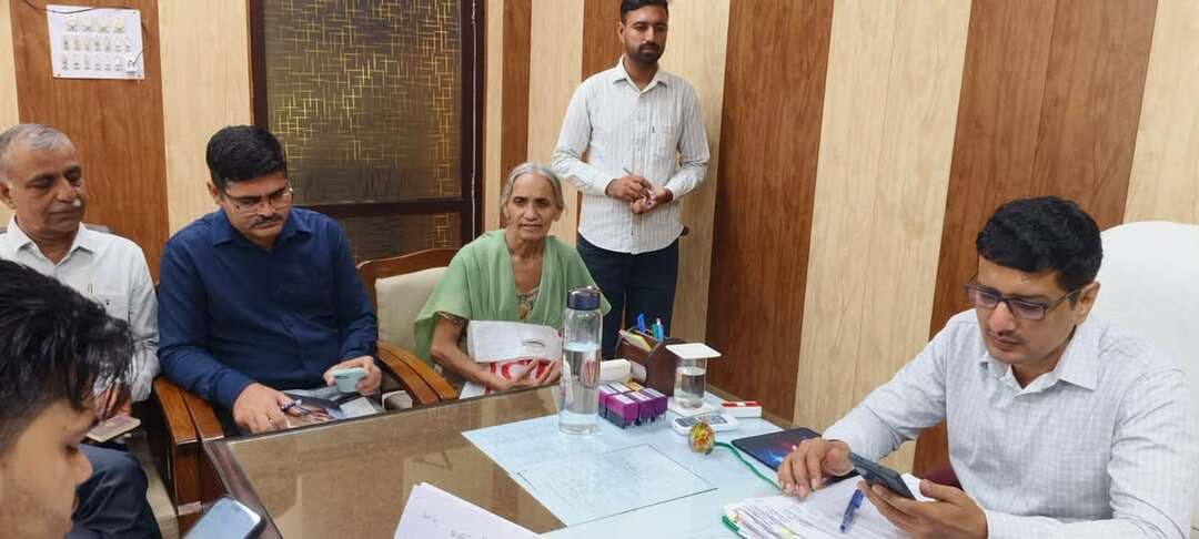 *समाधान शिविर में आने वाली शिकायतों की मुख्यमंत्री नायब सिंह सैनी स्वयं करते हैं समीक्षा: राजेश कुमार सोनी*
*एसडीएम राजेश कुमार सोनी ने समाधान शिविर में सुनी नागरिकों की समस्याएं*
लाडवा, 21 सितंबर। एसडीएम राजेश कुमार सोनी ने कहा कि समाधान शिविर में प्राप्त होने वाली हर समस्या या शिकायत का सकारात्मक दृष्टिकोण के साथ समयबद्ध उचित निपटारा सुनिश्चित किया जाये। नागरिकों की हर विभाग से संबंधित प्रत्येक समस्या के एक छत के नीचे तुरंत निदान के उद्देश्य से समाधान शिविर आयोजित किये जा रहे है। समाधान शिविर में आने वाली शिकायतों की मुख्यमंत्री नायब सिंह सैनी स्वयं समीक्षा करते हैं।
एसडीएम राजेश कुमार सोनी ने सोमवार को हरियाणा सरकार के निर्देशानुसार उपमंडल कार्यालय लाडवा में आयोजित समाधान शिविर की अध्यक्षता की। शिविर में पहुंचे नागरिकों ने अपनी समस्याएं एसडीएम के समक्ष रखीं। मुख्य रूप से परिवार पहचान पत्र, पेंशन, राशन कार्ड, प्रॉपर्टी आईडी, बिजली-पानी और राजस्व विभाग से संबंधित शिकायतें प्राप्त हुईं।
एसडीएम राजेश कुमार सोनी ने एक-एक करके सभी नागरिकों की समस्याओं को गंभीरता से सुना और मौके पर मौजूद संबंधित विभागों के अधिकारियों को शिकायतों का प्राथमिकता के आधार पर त्वरित समाधान करने के निर्देश दिए। उन्होंने कहा कि प्रत्येक सोमवार और वीरवार को उपमंडल कार्यालय में सुबह 10 बजे से 12 बजे तक समाधान शिविर का आयोजन किया जाता है। शहर व गांव का कोई भी नागरिक समाधान शिविर में पहुंच कर अपनी समस्या रख सकता है।
उन्होंने कहा कि सरकार का उद्देश्य लोगों को उनके घर द्वार पर ही समाधान देना है, ताकि आमजन को कार्यालयों के चक्कर न काटने पड़ें। उन्होंने अधिकारियों को स्पष्ट निर्देश दिए कि समाधान शिविर में प्राप्त होने वाली प्रत्येक शिकायत का समाधान समयबद्ध तरीके से किया जाए और किसी भी प्रकार की लापरवाही बर्दाश्त नहीं की जाएगी। कई शिकायतों का मौके पर ही निपटारा भी किया गया।