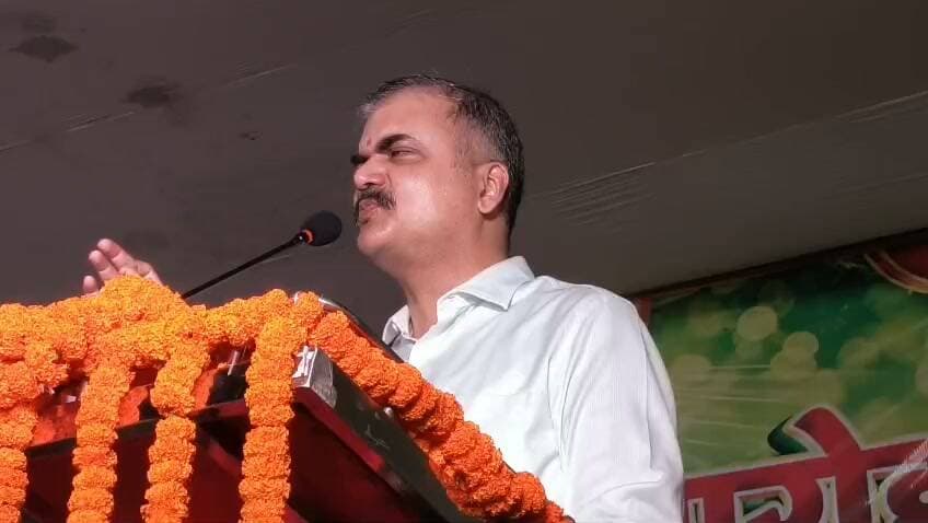 मगध रेंज के आईजी विकास वैभव ने कहा कि आज के दौर में सोशल मीडिया पर जाति आधारित प्रचार-प्रसार बढ़ रहा है, जो समाज और राज्य के विकास के लिए उचित नहीं है। बिहार को विकसित राज्य बनाने के लिए सभी वर्गों के लोगों को जातीय सोच से ऊपर उठकर एकजुटता के साथ काम करना होगा। समाज में सकारात्मक सोच और आपसी सहयोग से ही बिहार विकास की नई ऊंचाइयों को हासिल कर सकता है।
आईजी विकास वैभव रविवार को औरंगाबाद जिले में आयोजित किसान सम्मान समारोह को संबोधित कर रहे थे। उन्होंने कहा कि किसान जमीन से जुड़े हुए होते हैं और ग्रामीण अर्थव्यवस्था की मजबूत नींव हैं। यदि गांव के एक-एक किसान शिक्षा के प्रति जागरूक होकर अपनी आमदनी बढ़ाने की दिशा में प्रयास करें तो इसका सीधा लाभ परिवार, गांव और पूरे राज्य को मिलेगा।
उन्होंने कहा कि किसानों को खेती के साथ-साथ आधुनिक तकनीक, नई कृषि पद्धतियों और आय के वैकल्पिक स्रोतों की जानकारी हासिल करनी चाहिए। शिक्षा और जागरूकता के माध्यम से किसान अपनी आर्थिक स्थिति को मजबूत कर सकते हैं। जब ग्रामीण क्षेत्र आर्थिक रूप से मजबूत होगा, तभी बिहार के विकास को गति मिलेगी।
आईजी ने कहा कि बिहार के युवाओं और किसानों में प्रतिभा की कमी नहीं है। जरूरत है कि उन्हें सही दिशा, अवसर और संसाधन उपलब्ध कराए जाएं। समाज के हर व्यक्ति को अपनी जिम्मेदारी समझते हुए बिहार के विकास में योगदान देना चाहिए।
समारोह में पूर्व आईपीएस अधिकारी बीके सिंह, महिंद्रा ट्रैक्टर के स्टेट हेड बलवीर चौधरी, मां मुंडेश्वरी ग्रुप ऑफ कंपनी के सीएमडी सह भाजपा के वरिष्ठ नेता गोपाल शरण सिंह, सीईओ गौरव सिंह समेत अन्य लोग मौजूद रहे। इस दौरान सैकड़ों किसानों को सम्मानित भी किया गया।