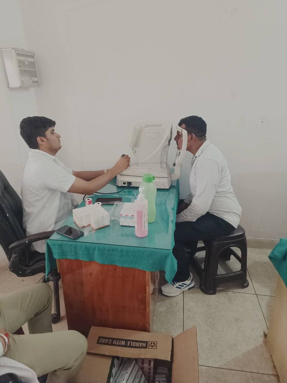 पुलिस लाइन हांसी में लगा नेत्र जांच शिविर, पुलिस कर्मचारियों व चालकों की हुई आंखों की जांच
हांसी। पुलिस अधीक्षक हांसी श्री विनोद कुमार, आईपीएस के मार्गदर्शन में पुलिस कर्मचारियों के स्वास्थ्य एवं कल्याण को ध्यान में रखते हुए पुलिस लाइन हांसी में गीतांजलि हॉस्पिटल, हिसार के सहयोग से नेत्र जांच शिविर आयोजित किया गया।
शिविर में गीतांजलि हॉस्पिटल की मेडिकल टीम द्वारा पुलिस अधिकारियों एवं कर्मचारियों की आंखों की जांच की गई। विशेष रूप से पुलिस विभाग के चालकों की आंखों की भी जांच की गई, क्योंकि वाहन चलाते समय बेहतर दृष्टि सड़क सुरक्षा के लिए बेहद महत्वपूर्ण है। पुलिस चालकों को आंखों की नियमित जांच करवाने और किसी भी प्रकार की दृष्टि संबंधी परेशानी को नजरअंदाज न करने की सलाह दी गई।
मेडिकल टीम द्वारा कर्मचारियों को आंखों की देखभाल, नियमित जांच तथा मोबाइल और कंप्यूटर स्क्रीन के अधिक इस्तेमाल से होने वाली आंखों की समस्याओं से बचाव के संबंध में भी आवश्यक जानकारी दी गई। जांच के दौरान कर्मचारियों को स्वास्थ्य संबंधी जरूरी सुझाव भी दिए गए।
शिविर में डॉ. दीपक गुप्ता, नंदलाल, प्रिंस, शुभम सहित गीतांजलि हॉस्पिटल, हिसार की टीम तथा फार्मासिस्ट अमरजीत ने अपनी सेवाएं दीं। पुलिस अधिकारियों एवं कर्मचारियों ने शिविर में पहुंचकर नेत्र जांच का लाभ उठाया।
पुलिस अधीक्षक हांसी के मार्गदर्शन में पुलिस कर्मचारियों के स्वास्थ्य को लेकर समय-समय पर इस प्रकार की स्वास्थ्य संबंधी गतिविधियां आयोजित की जा रही हैं। पुलिसकर्मी स्वस्थ रहेंगे तो वे अधिक ऊर्जा और बेहतर कार्यक्षमता के साथ अपनी ड्यूटी का निर्वहन कर सकेंगे।