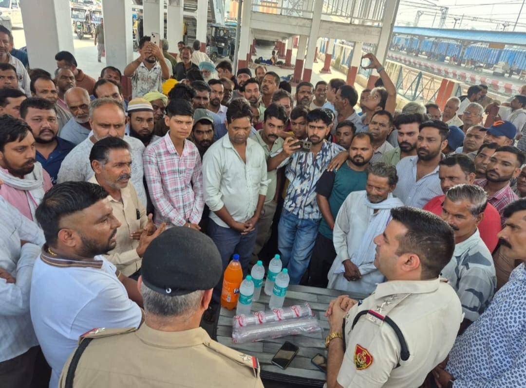 *रेलवे स्टेशन पर ऑटो रिक्शा यूनियन के पदाधिकारियों व चालकों के साथ थाना प्रभारी ने की बैठक, यातायात व्यवस्था सुचारु रखने के दिए निर्देश,ऑटो चालकों को यातायात नियमों का पालन करने की दी हिदायत*
पुलिस प्रवक्ता ने जानकारी देते हुए बताया कि पुलिस अधीक्षक कमलदीप गोयल के निर्देशानुसार त्योहारों के सीजन को देखते हुए यातायात व्यवस्था को सुचारु बनाए रखने के उद्देश्य से थाना शहर यमुनानगर प्रभारी मनोज कुमार ने रेलवे स्टेशन पर ऑटो रिक्शा यूनियन के पदाधिकारियों एवं चालकों के साथ बैठक का आयोजन किया। बैठक के दौरान ऑटो चालकों को यातायात नियमों का पालन करने तथा आमजन को आवागमन में किसी प्रकार की परेशानी न होने देने के संबंध में आवश्यक दिशा-निर्देश दिए गए।
थाना प्रभारी मनोज कुमार ने कहा कि त्योहारों के दौरान बाजारों, रेलवे स्टेशन और अन्य सार्वजनिक स्थानों पर लोगों की आवाजाही बढ़ जाती है। ऐसे में ऑटो रिक्शा चालकों की जिम्मेदारी है कि वे अपने वाहनों को निर्धारित एवं उचित स्थान पर खड़ा करें, ताकि यातायात व्यवस्था बाधित न हो और आमजन को परेशानी का सामना न करना पड़े। उन्होंने सभी चालकों से यातायात नियमों का पालन करने की अपील की।
उन्होंने निर्देश दिए कि प्रत्येक ऑटो रिक्शा पर उसका रजिस्ट्रेशन नंबर स्पष्ट रूप से अंकित होना चाहिए। कोई भी चालक सड़क के बीच में ऑटो खड़ा न करे। यदि किसी सवारी को वाहन में बैठाना या उतारना हो, तो ऑटो को सड़क के किनारे सुरक्षित स्थान पर रोककर ही यह कार्य किया जाए। इससे सड़क पर जाम की स्थिति उत्पन्न होने से बचाया जा सकेगा और अन्य वाहन चालकों को भी आवागमन में सुविधा रहेगी।
थाना प्रभारी ने ऑटो चालकों को सख्त हिदायत देते हुए कहा कि कोई भी चालक नशे की हालत में वाहन न चलाए। नशे में वाहन चलाने से चालक के साथ-साथ सड़क पर चलने वाले अन्य लोगों की सुरक्षा भी खतरे में पड़ सकती है। यदि कोई चालक नशे में वाहन चलाता हुआ पाया जाता है, तो उसके खिलाफ नियमानुसार कार्रवाई की जाएगी। उन्होंने सभी चालकों से जिम्मेदारी के साथ वाहन चलाने और सड़क सुरक्षा को प्राथमिकता देने का आह्वान किया।
बैठक के दौरान ऑटो रिक्शा यूनियन के प्रधान मनीष कुमार ने पुलिस को आश्वासन दिया कि वह यूनियन के सभी ऑटो चालकों के साथ बैठक कर पुलिस द्वारा दिए गए निर्देशों से उन्हें अवगत करवाएंगे। उन्होंने कहा कि यूनियन की ओर से यातायात व्यवस्था बनाए रखने में पुलिस का सहयोग किया जाएगा तथा चालकों को नियमों का पालन करने के लिए प्रेरित किया जाएगा।
पुलिस प्रवक्ता ने बताया कि यमुनानगर शहर में करीब 9000 ऑटो एवं रिक्शा संचालित होते हैं। ऐसे में यातायात व्यवस्था को बेहतर बनाए रखने के लिए ऑटो चालकों का सहयोग आवश्यक है। बैठक में यूनियन प्रधान मनीष कुमार, उप प्रधान बृजपाल, धर्मेंद्र, उप प्रधान रवि कुमार, सेक्रेटरी हरीश कुमार सहित अन्य पदाधिकारी एवं ऑटो चालक मौजूद रहे।