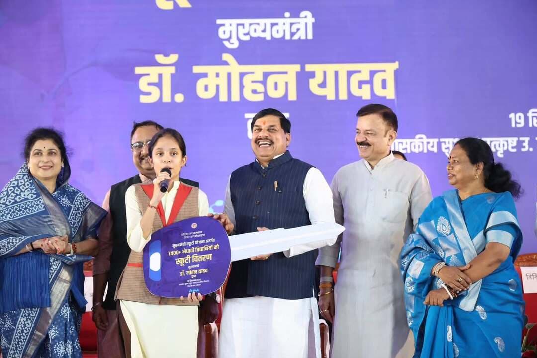 कहानी बदलाव की
ई-स्कूटी ने घटाई कॉलेज की दूरी, सपनों को दी नई रफ्तार
समय की बचत के साथ आत्मनिर्भरता की ओर बढ़े भोपाल के मेधावी विद्यार्थी
जिले के 132 स्कूलों के प्रतिभाशाली छात्र-छात्राओं को मिला मुख्यमंत्री स्कूटी योजना का लाभ
मेहनत से मिली सफलता जब जीवन में आगे बढ़ने का साधन भी बन जाए, तो वह पुरस्कार वास्तविक बदलाव का माध्यम बन जाता है। सुभाष एक्सीलेंस स्कूल, भोपाल की मेधावी छात्रा मुस्कान सनोधिया के लिए मुख्यमंत्री स्कूटी योजना के अंतर्गत मिली ई-स्कूटी ऐसी ही सौगात है। यह उनके लिए केवल आवागमन का साधन नहीं, बल्कि उच्च शिक्षा के सपनों को साकार करने का विश्वास और आत्मनिर्भर भविष्य की ओर बढ़ता एक मजबूत कदम है।
मुख्यमंत्री डॉ. मोहन यादव द्वारा भोपाल जिले के 132 स्कूलों के मेधावी छात्र-छात्राओं को विद्यालय में उत्कृष्ट प्रदर्शन के लिए ई-स्कूटी प्रदान की गई। योजना से लाभान्वित विद्यार्थियों में मुस्कान सनोधिया के साथ अनुराग तिवारी, गरिमा श्रीवास, रागिनी अहिरवार, मिलमा खान, साम्या, रानी सपले और देवेश गुप्ता सहित अनेक प्रतिभाशाली विद्यार्थी शामिल हैं।
*अब दूरी नहीं बनेगी पढ़ाई में बाधा*
कॉलेज की पढ़ाई के लिए प्रतिदिन आने-जाने में विद्यार्थियों का काफी समय व्यतीत होता था। आवागमन की असुविधा के कारण कई बार समय पर कॉलेज पहुंचना भी चुनौती बन जाता था। ई-स्कूटी मिलने से अब उनकी यह चिंता काफी हद तक दूर हो गई है। विद्यार्थी समय पर कॉलेज पहुंच सकेंगे, नियमित रूप से कक्षाओं में शामिल हो सकेंगे और आवागमन में बचने वाले समय का उपयोग पढ़ाई तथा भविष्य की तैयारियों में कर पाएंगे।
मुस्कान सनोधिया ने बताया कि ई-स्कूटी मिलने से कॉलेज तक पहुंचना अधिक सहज होगा। प्रतिदिन आवागमन में लगने वाले समय की बचत होगी और पढ़ाई के लिए अतिरिक्त समय मिल सकेगा। यह सुविधा उन्हें अधिक नियमितता और एकाग्रता के साथ अपनी शिक्षा जारी रखने में मदद करेगी। अन्य लाभान्वित विद्यार्थियों ने भी ई-स्कूटी को अपने शैक्षणिक जीवन में सकारात्मक बदलाव लाने वाली सौगात बताया। उनका कहना है कि स्वयं का आवागमन साधन मिलने से दूसरों पर निर्भरता कम होगी और वे पढ़ाई सहित अन्य आवश्यक शैक्षणिक गतिविधियों के लिए अपने समय का बेहतर प्रबंधन कर सकेंगे।
*सुविधा के साथ बढ़ा आत्मविश्वास*
मुख्यमंत्री स्कूटी योजना विद्यार्थियों को केवल कॉलेज तक पहुंचने की सुविधा ही नहीं दे रही, बल्कि उनमें आत्मविश्वास, जिम्मेदारी और आत्मनिर्भरता की भावना भी विकसित कर रही है। ई-स्कूटी के रूप में मिली यह सहायता मेधावी विद्यार्थियों को भरोसा दिलाती है कि उनकी मेहनत को सम्मान मिल रहा है और उच्च शिक्षा की राह में सरकार उनके साथ खड़ी है।
मुस्कान ने प्रधानमंत्री श्री नरेन्द्र मोदी और मुख्यमंत्री डॉ. मोहन यादव के प्रति आभार व्यक्त करते हुए कहा कि सरकार की यह पहल उनके जैसे विद्यार्थियों के लिए उच्च शिक्षा जारी रखने में अत्यंत मददगार है। उन्होंने इस सुविधा का पूरी जिम्मेदारी के साथ उपयोग करते हुए मन लगाकर पढ़ाई करने और अपने बेहतर भविष्य के निर्माण का संकल्प लिया।
*मेधा के सम्मान ने जगाई बेहतर प्रदर्शन की प्रेरणा*
मुख्यमंत्री स्कूटी योजना का प्रभाव केवल ई-स्कूटी प्राप्त करने वाले विद्यार्थियों तक सीमित नहीं है। मेधावी छात्र-छात्राओं को उनकी मेहनत और उत्कृष्ट प्रदर्शन के लिए सम्मानित होते देखकर अन्य विद्यार्थी भी नियमित अध्ययन, अनुशासन और बेहतर परिणाम प्राप्त करने के लिए प्रेरित हुए हैं। इससे विद्यालयों में स्वस्थ शैक्षणिक प्रतिस्पर्धा का वातावरण बना है। विद्यार्थियों का यह विश्वास भी मजबूत हुआ है कि उनकी प्रतिभा और परिश्रम को सरकार पहचानती है तथा उन्हें आगे बढ़ने के लिए प्रोत्साहित करती है।
इस योजना ने शासकीय स्कूलों के विद्यार्थियों की सोच में सकारात्मक परिवर्तन लाया है। अब वे बड़े लक्ष्य निर्धारित कर अधिक मेहनत के साथ पढ़ाई करने और बेहतर प्रदर्शन करने के लिए प्रेरित हो रहे हैं। अभिभावकों में भी बच्चों की उच्च शिक्षा को लेकर नया विश्वास जागा है। योजना से विद्यार्थियों को जहां आवागमन की सुविधा मिली है, वहीं उनके भीतर समय का सदुपयोग करने, आत्मनिर्भर बनने और अपने भविष्य की जिम्मेदारी स्वयं संभालने की भावना भी विकसित हुई है।
यह केवल मुस्कान या ई-स्कूटी प्राप्त करने वाले विद्यार्थियों की उपलब्धि की कहानी नहीं, बल्कि उन सभी बच्चों के जीवन में आ रहे सकारात्मक बदलाव की कहानी है, जिन्हें इस योजना ने ऊंचे सपने देखने और उन्हें अपनी मेहनत से पूरा करने की प्रेरणा दी है। मुस्कान और भोपाल के अन्य मेधावी विद्यार्थियों की यह यात्रा बताती है कि जब मेहनत को सम्मान, शिक्षा को सहारा और प्रतिभा को आगे बढ़ने का अवसर मिलता है, तो सपनों की राह स्वयं आसान होने लगती है।
मुख्यमंत्री स्कूटी योजना ने विद्यार्थियों को केवल ई-स्कूटी नहीं दी, बल्कि कॉलेज की दूरी घटाकर उनके सपनों को नई रफ्तार, मेहनत को नई पहचान और भविष्य को नई दिशा दी है। यही इस योजना से आए बदलाव की सार्थक और प्रेरक कहानी है।
CM Madhya Pradesh
Jansampark Madhya Pradesh
#Bhopal
