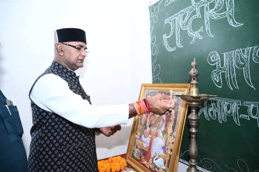 खेल एवं युवा कल्याण एवं सहकारिता विभाग मंत्री श्री Vishvas Kailash Sarang सेवा संकल्प अभियान अंतर्गत आज नरेला विधानसभा अंतर्गत अशोका गार्डन स्थित शासकीय उच्चतर माध्यमिक विद्यालय में आयोजित ‘सेवा चित्र-मेरे सपनों का भारत’ राष्ट्रीय चित्रकला एवं भाषण प्रतियोगिता कार्यक्रम में शामिल हुए और प्रशस्ति पत्र वितरित कर प्रतिभाशाली विद्यार्थियों का उत्साहवर्धन किया।
#सेवा_संकल्प_अभियान #SevaSankalpAbhiyan