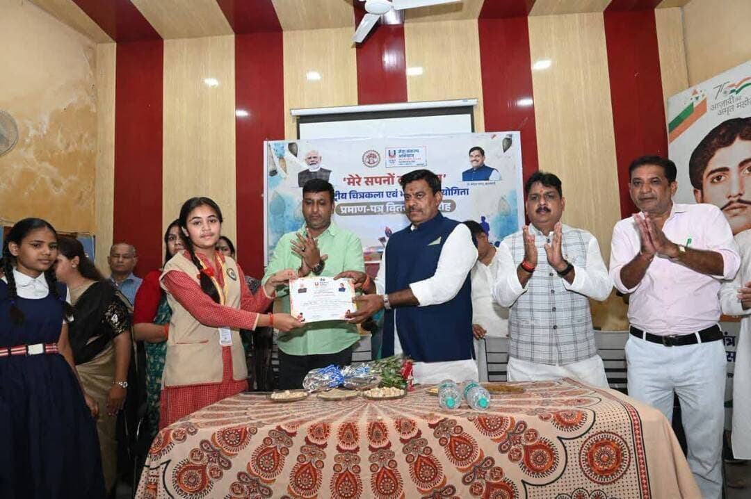 विधायक श्री Rameshwar Sharma रामेश्वर शर्मा ने सेवा संकल्प अभियान के अंतर्गत संत हिरदाराम नगर शासकीय उच्चतर माध्यमिक विद्यालय में ‘मेरे सपनों का भारत’ राष्ट्रीय चित्रकला एवं भाषण प्रतियोगिता कार्यक्रम में सहभागिता कर प्रतिभाशाली विद्यार्थियों से संवाद किया।
विद्यार्थियों की रचनात्मक अभिव्यक्ति में राष्ट्र के प्रति उनके भाव और विकसित भारत के प्रति उनकी सोच की सुंदर झलक देखने को मिली। इस अवसर पर प्रतियोगिता में उत्कृष्ट प्रदर्शन करने वाले विद्यार्थियों को प्रमाण-पत्र प्रदान कर उनका उत्साहवर्धन किया।
CM Madhya Pradesh
Jansampark Madhya Pradesh
#SevaSankalpAbhiyan